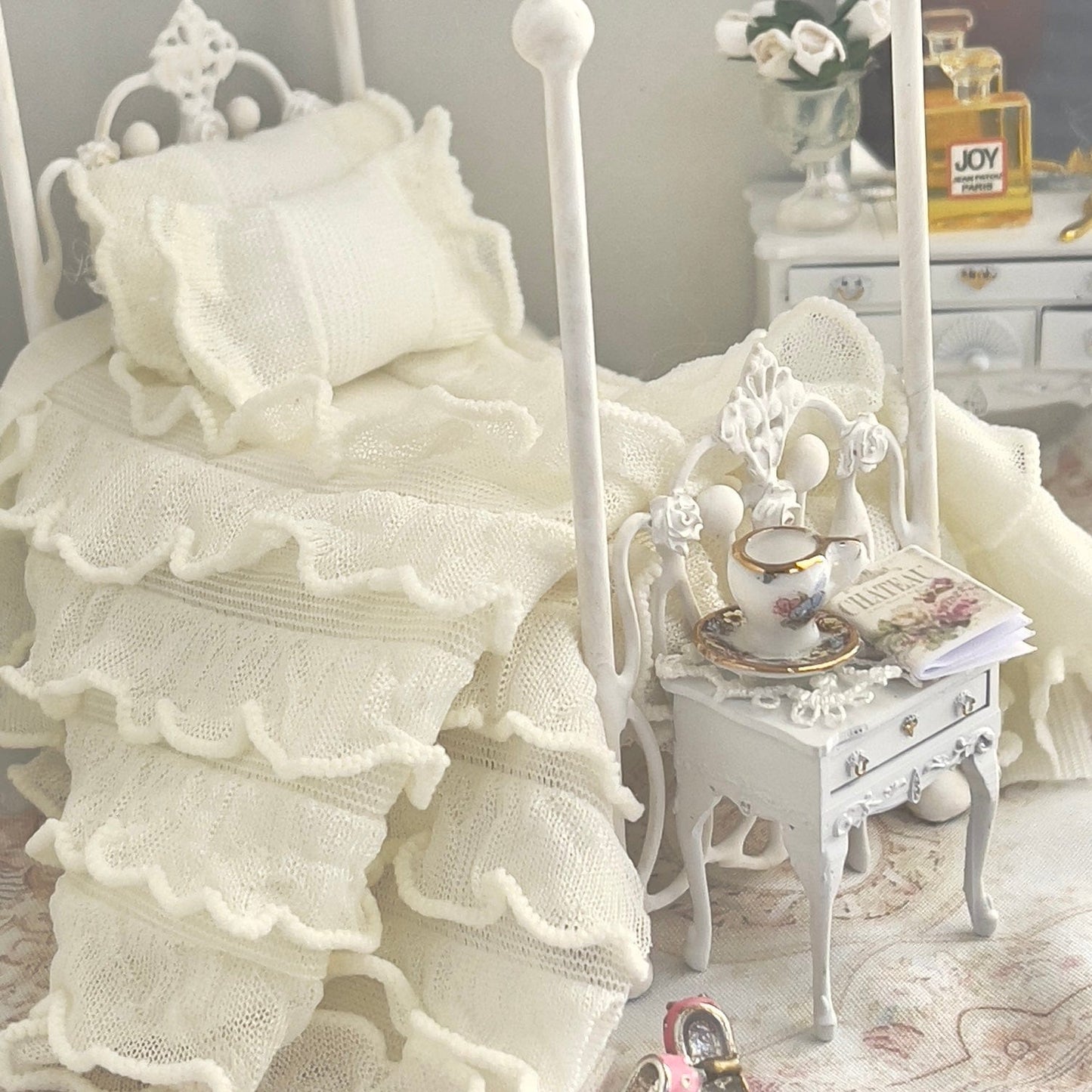CHANTALLENA 1:24 Scale | Three Piece Off White Linen Blend with Crocheted Throw Dollhouse Bedding Set | Pink Petite