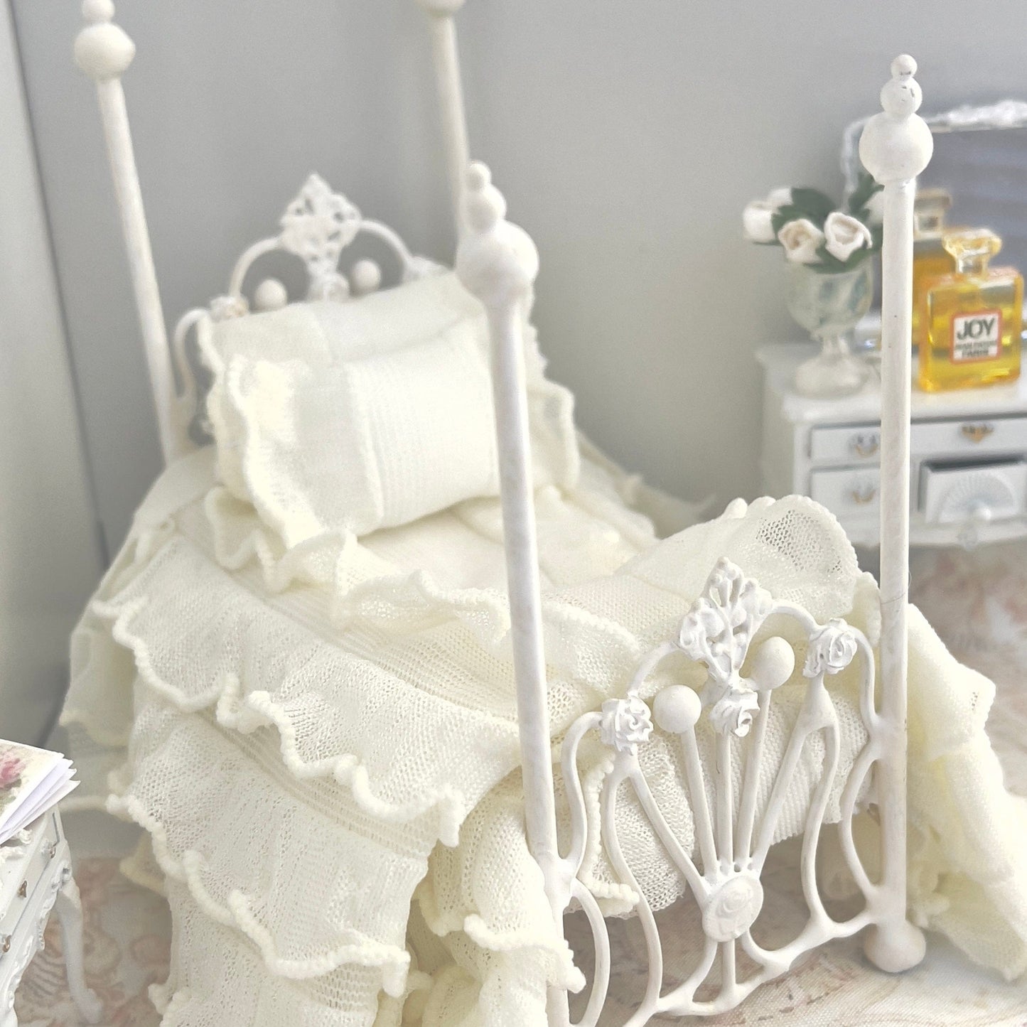 CHANTALLENA 1:24 Scale | Three Piece Off White Linen Blend with Crocheted Throw Dollhouse Bedding Set | Pink Petite