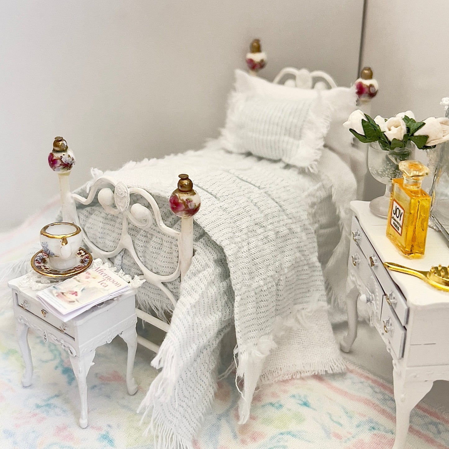 CHANTALLENA Copy of Copy of 1:24 Scale | Five Piece Pink Linen Blend with Crocheted Throw Dollhouse Bedding Set | Pink Petite