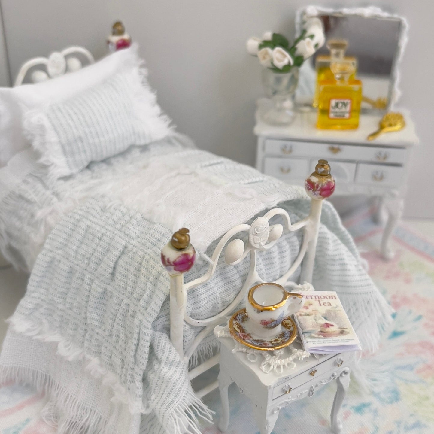 CHANTALLENA Copy of Copy of 1:24 Scale | Five Piece Pink Linen Blend with Crocheted Throw Dollhouse Bedding Set | Pink Petite