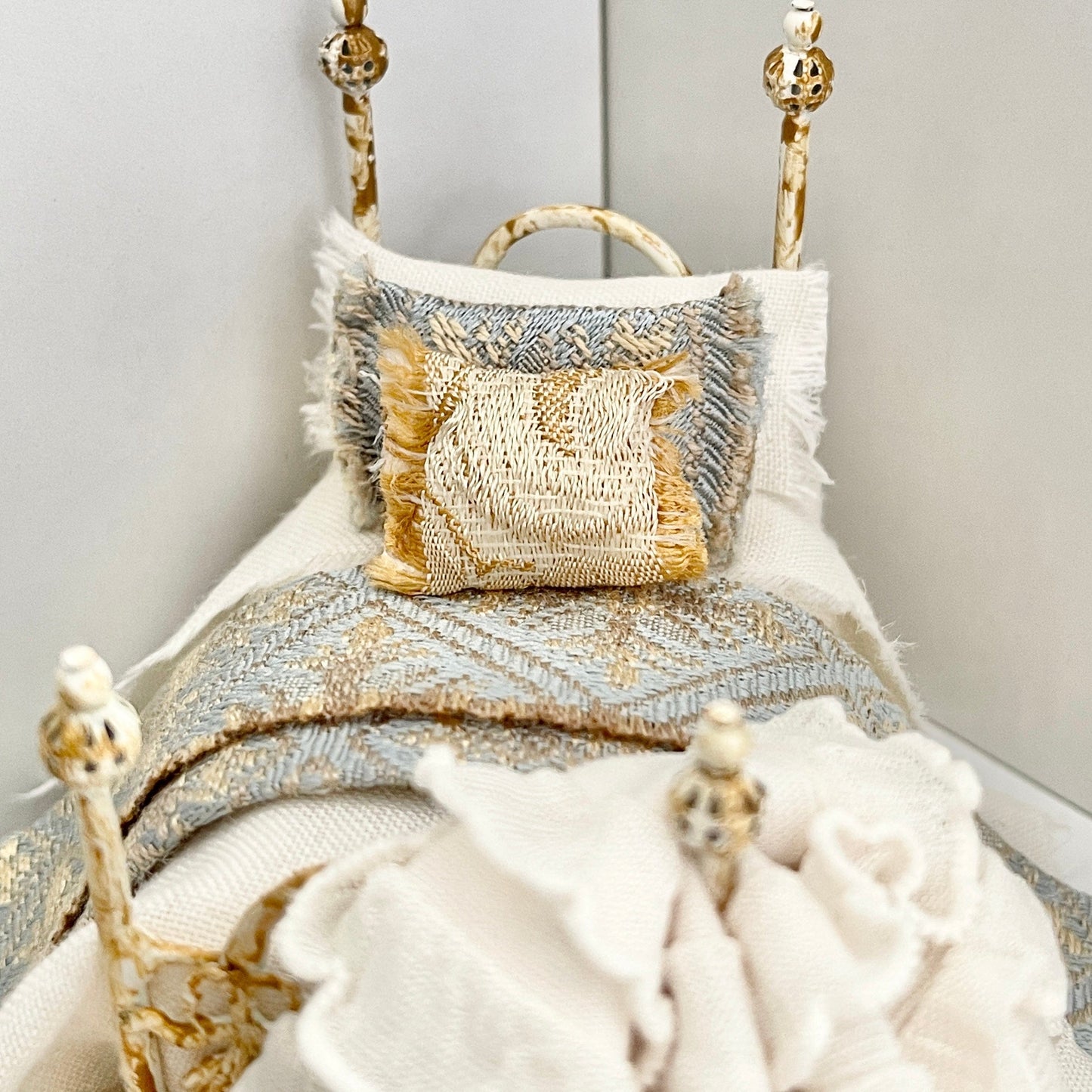 CHANTALLENA Copy of Copy of 1:24 Scale | Five Piece Pink Linen Blend with Crocheted Throw Dollhouse Bedding Set | Pink Petite