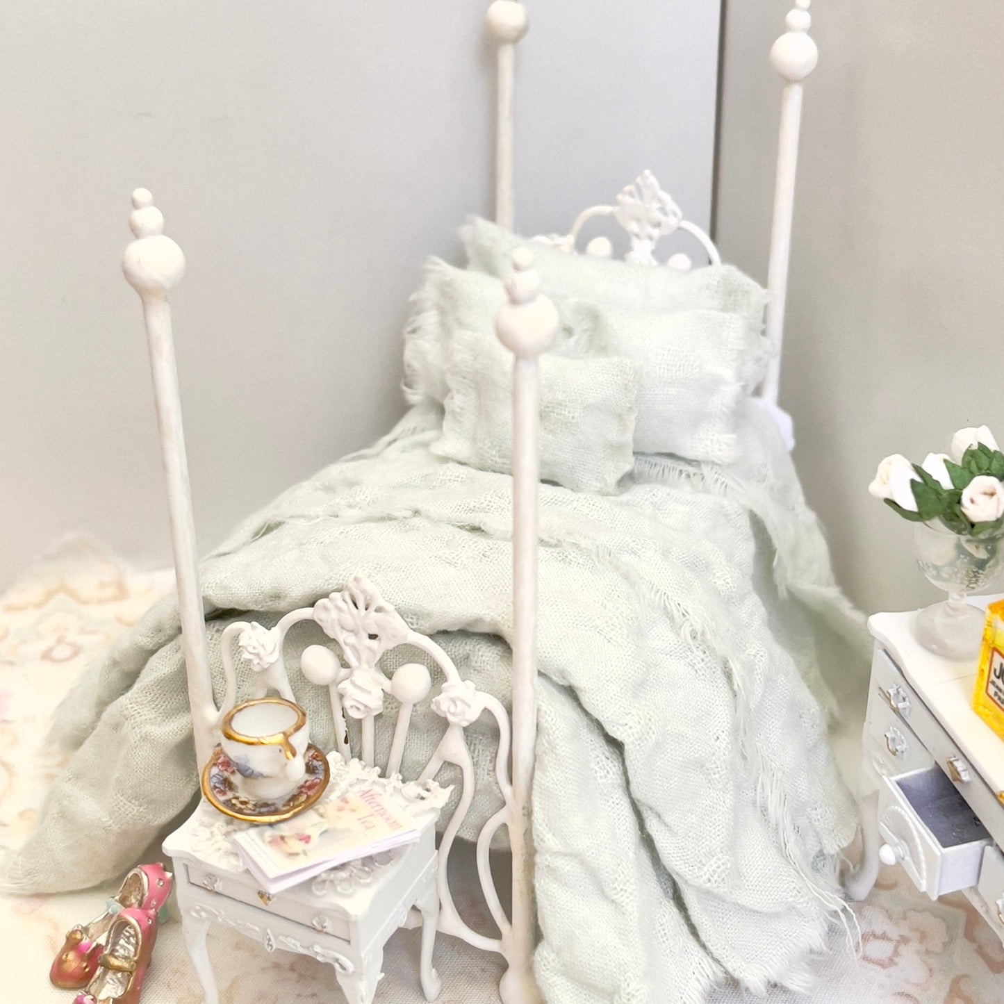 CHANTALLENA Copy of Copy of Copy of 1:24 Scale | Five Piece Pink Linen Blend with Crocheted Throw Dollhouse Bedding Set | Pink Petite