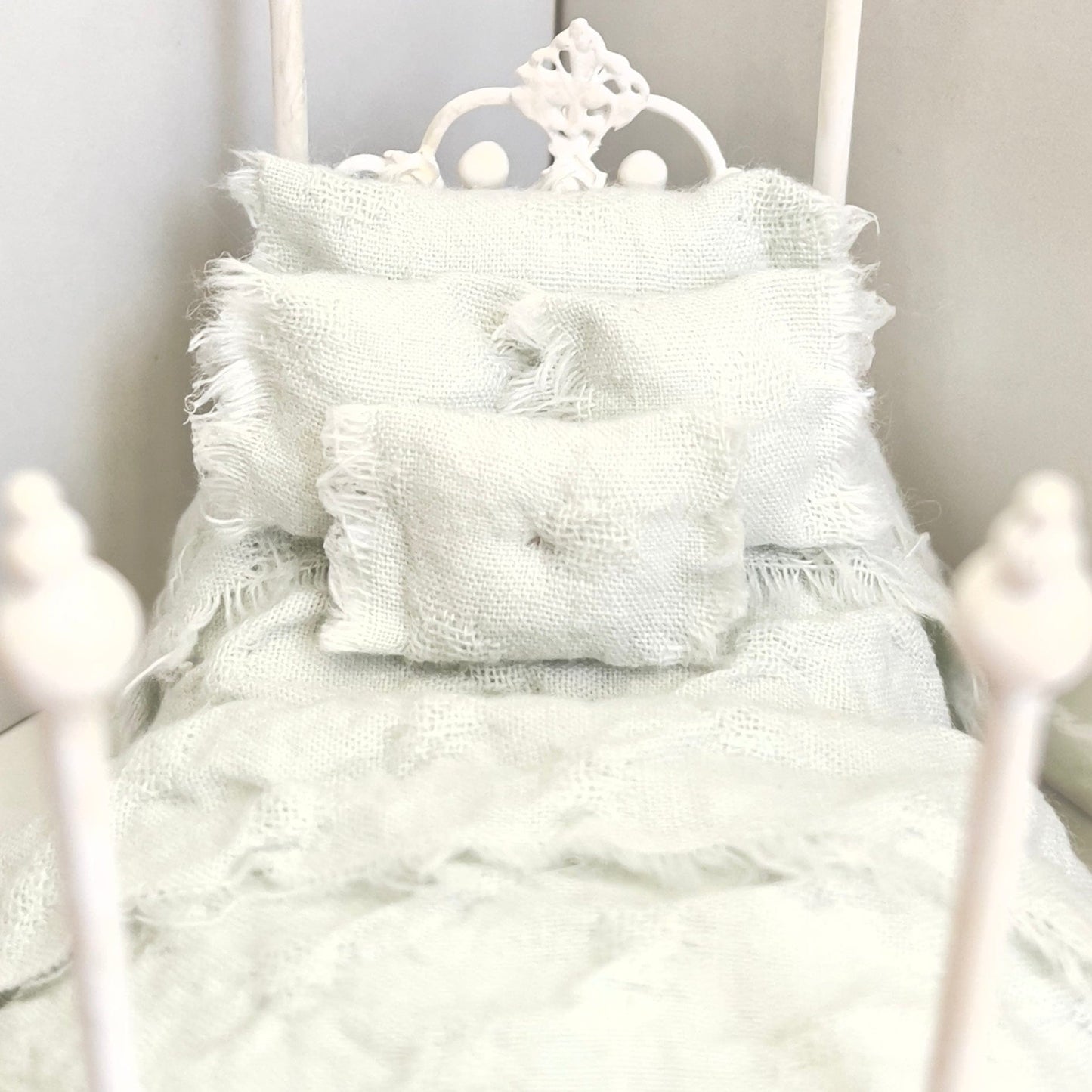 CHANTALLENA Copy of Copy of Copy of 1:24 Scale | Five Piece Pink Linen Blend with Crocheted Throw Dollhouse Bedding Set | Pink Petite