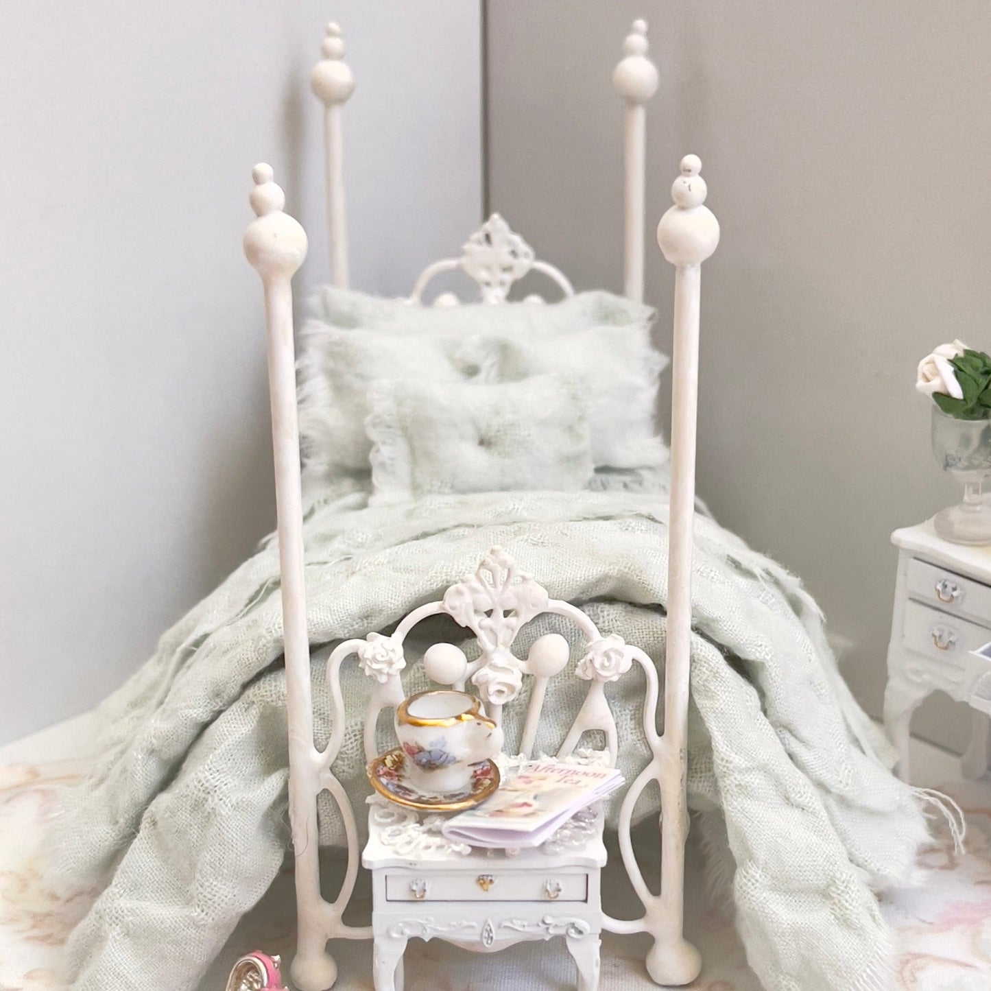 CHANTALLENA Copy of Copy of Copy of 1:24 Scale | Five Piece Pink Linen Blend with Crocheted Throw Dollhouse Bedding Set | Pink Petite