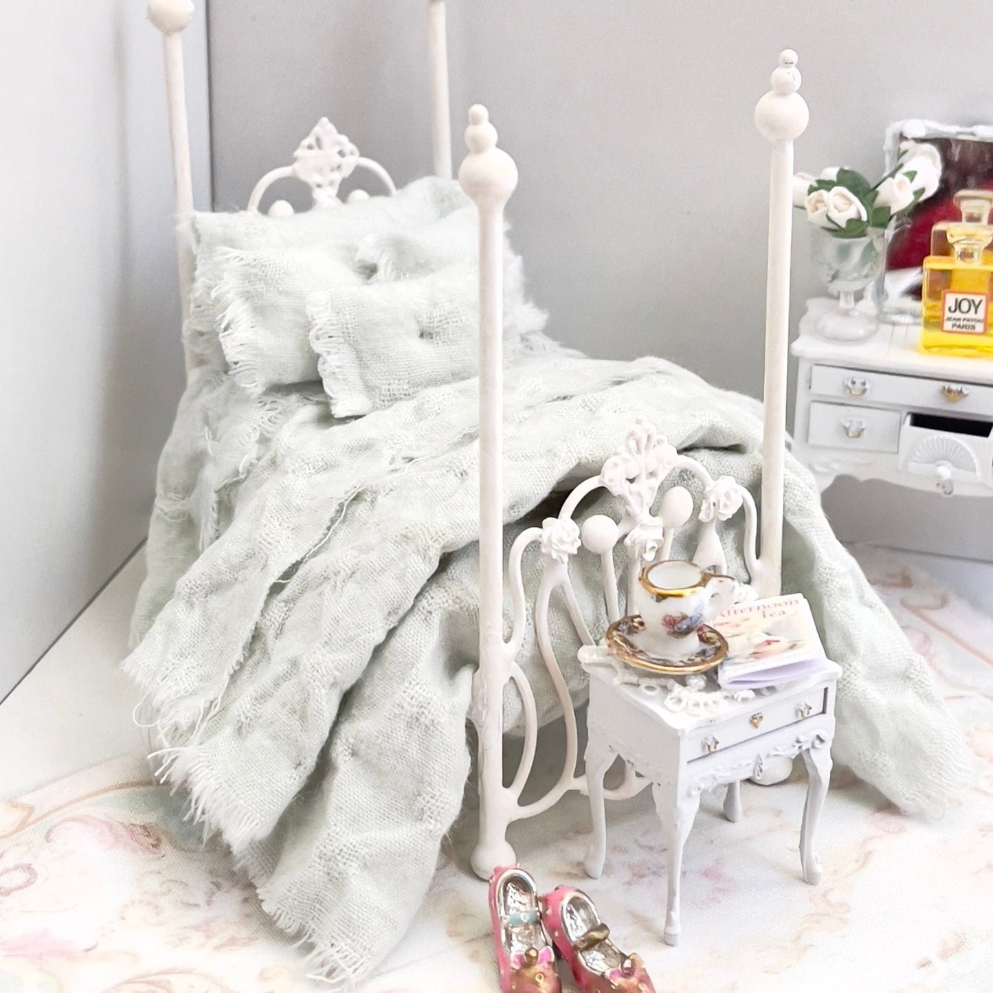 CHANTALLENA Copy of Copy of Copy of 1:24 Scale | Five Piece Pink Linen Blend with Crocheted Throw Dollhouse Bedding Set | Pink Petite