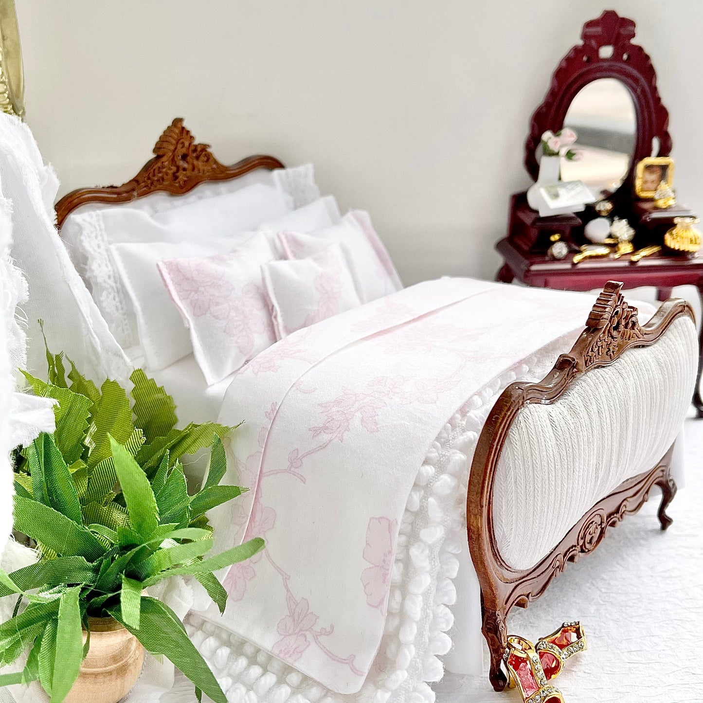 Chantallena Doll House double Shabby Cottage | Shabby White Cotton 1:12 Scale Bedding Set with Pink Floral Climbing  Bed Runner | Climbing Vines