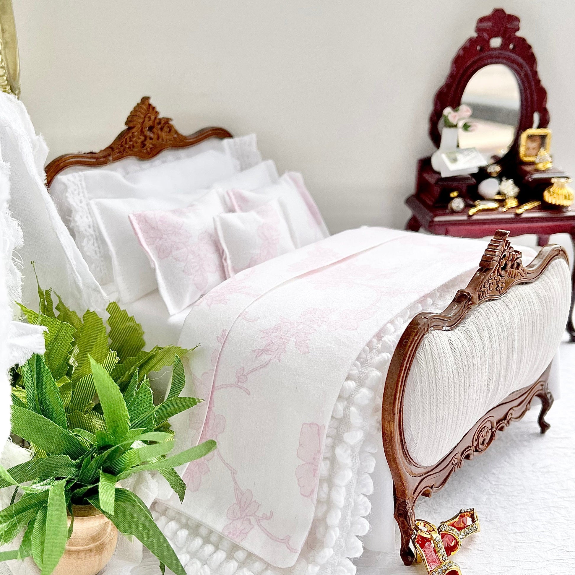 Chantallena Doll House double Shabby Cottage | Shabby White Cotton 1:12 Scale Bedding Set with Pink Floral Climbing  Bed Runner | Climbing Vines