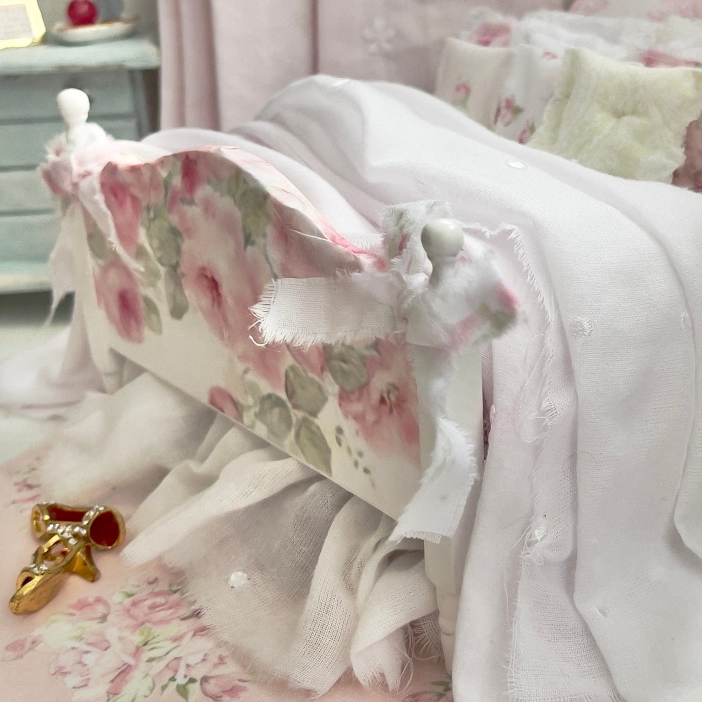Chantallena Doll House Dressed 1:12 Scale Bed | Decoupaged with Grand Pink Roses with Cotton Lawn Bedspreads|Grand Roses