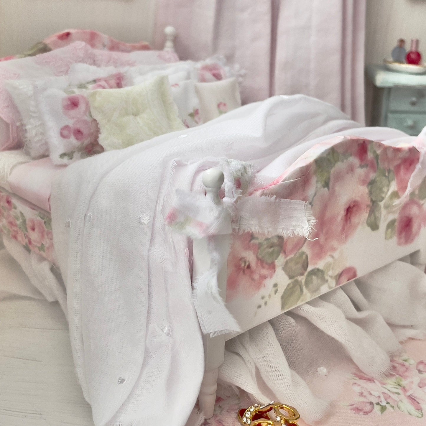 Chantallena Doll House Dressed 1:12 Scale Bed | Decoupaged with Grand Pink Roses with Cotton Lawn Bedspreads|Grand Roses