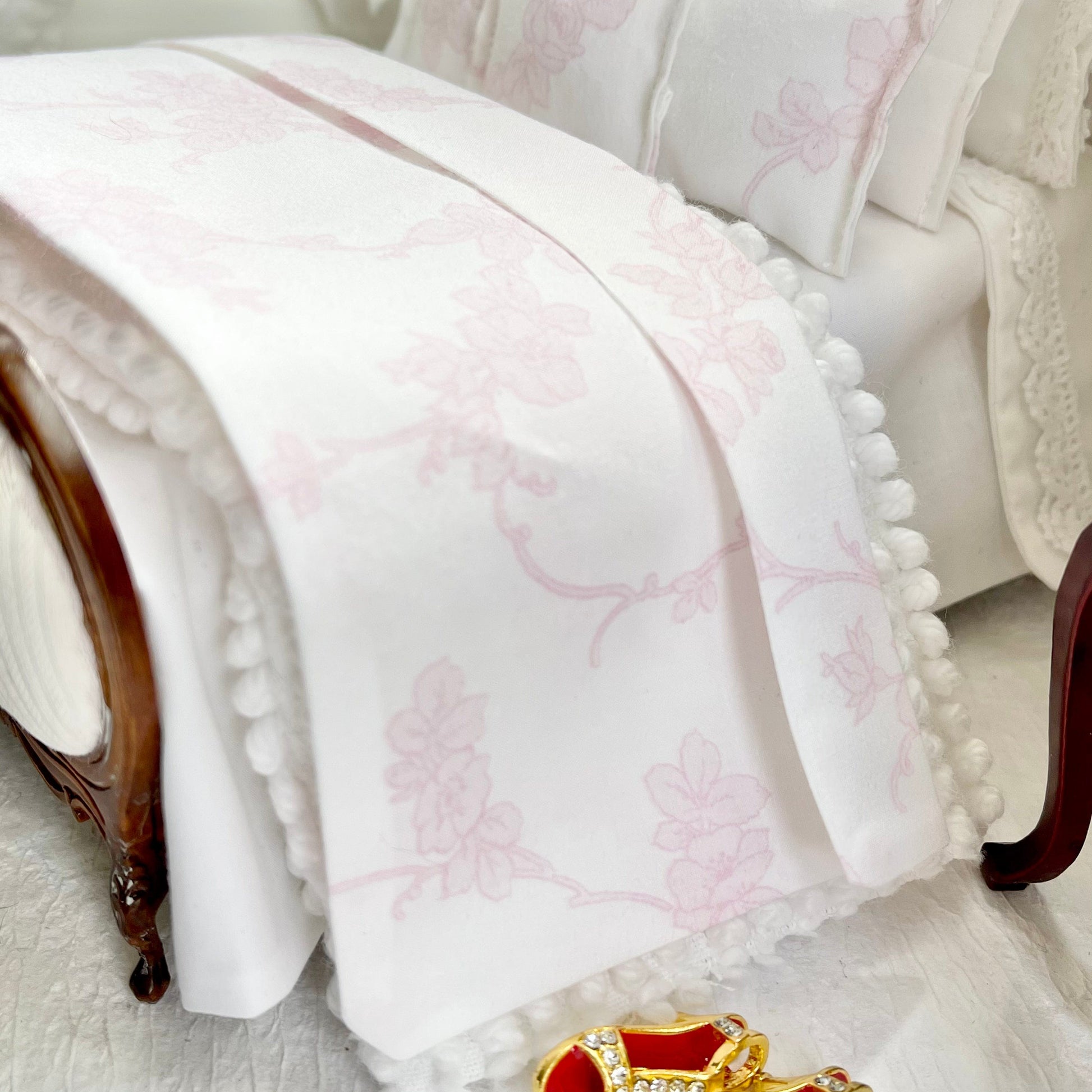 Chantallena Doll House Shabby Cottage | Shabby White Cotton 1:12 Scale Bedding Set with Pink Floral Climbing  Bed Runner | Climbing Vines