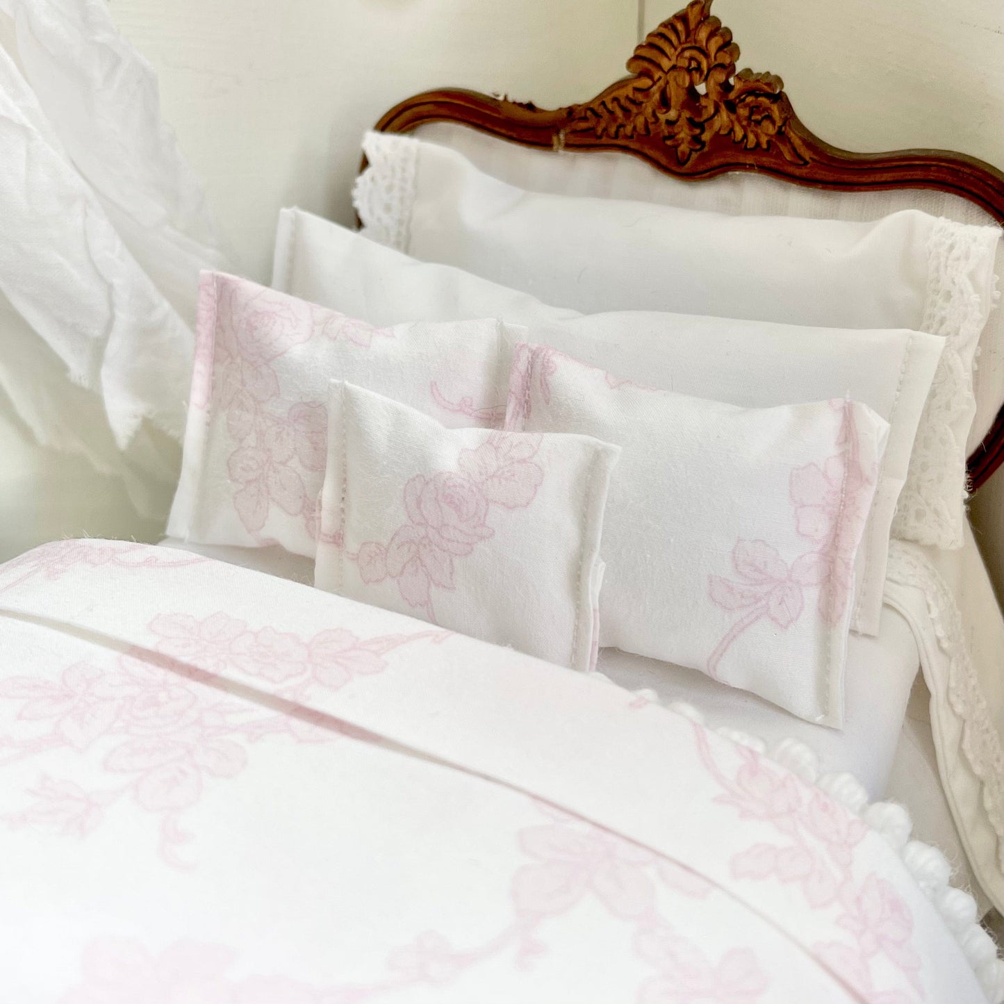 Chantallena Doll House Shabby Cottage | Shabby White Cotton 1:12 Scale Bedding Set with Pink Floral Climbing  Bed Runner | Climbing Vines