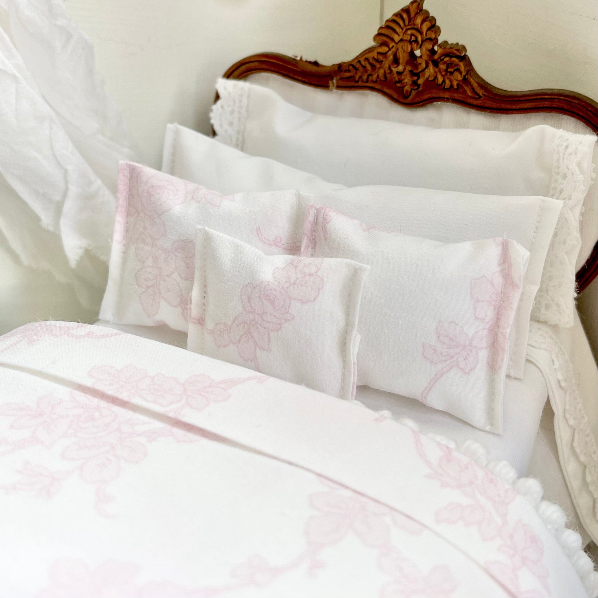 Chantallena Doll House Shabby Cottage | Shabby White Cotton 1:12 Scale Bedding Set with Pink Floral Climbing  Bed Runner | Climbing Vines