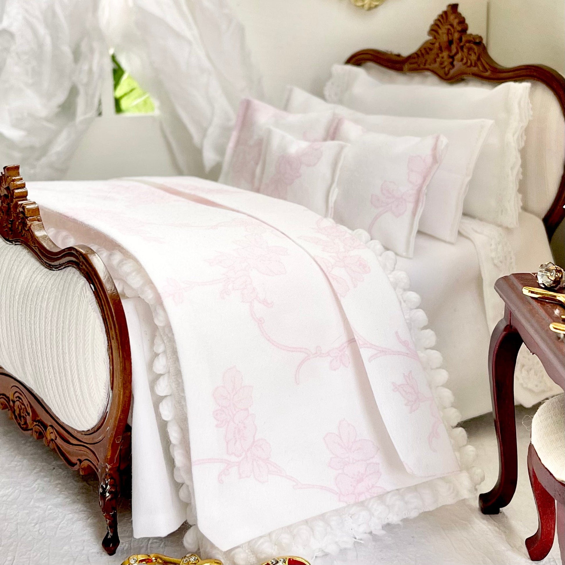 Chantallena Doll House Shabby Cottage | Shabby White Cotton 1:12 Scale Bedding Set with Pink Floral Climbing  Bed Runner | Climbing Vines