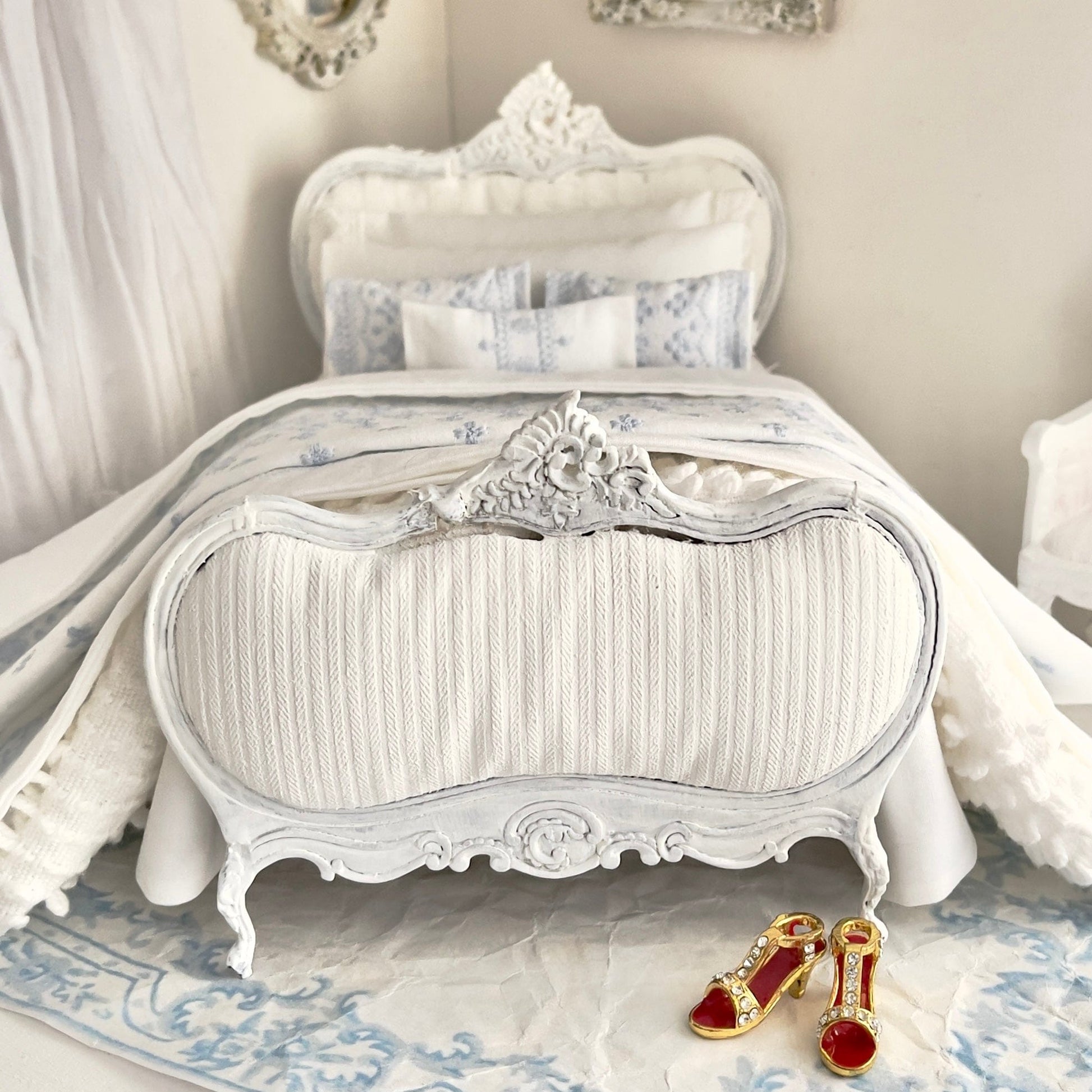 Chantallena Doll House Shabby Cottage | White Cotton Set with Pale Blue Embroidery Bed Runner | Ariel
