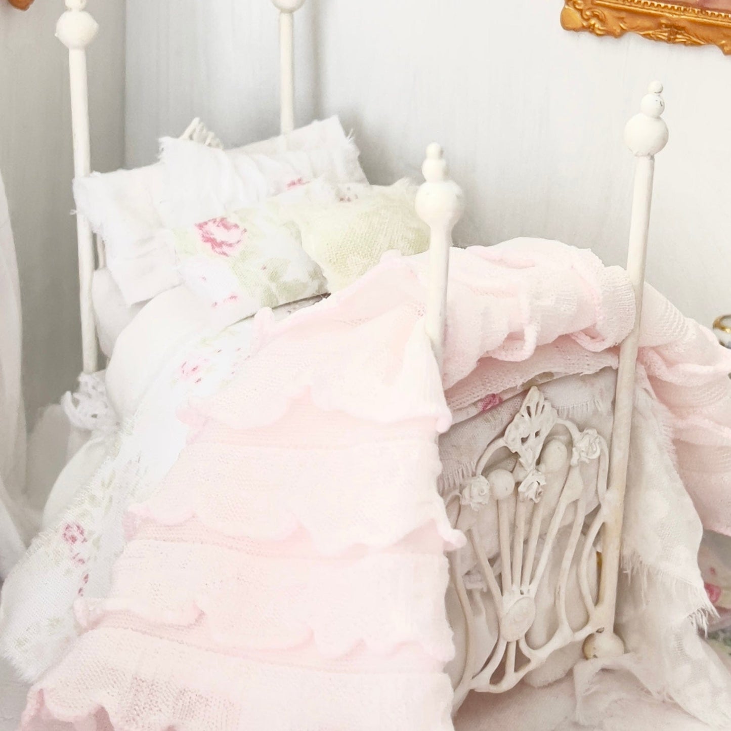 Chantallena Doll House Six whispering petals bed 1:24 Scale Dressed Dollhouse Bed - Petite Rosettes Rose Floral| Chantallena