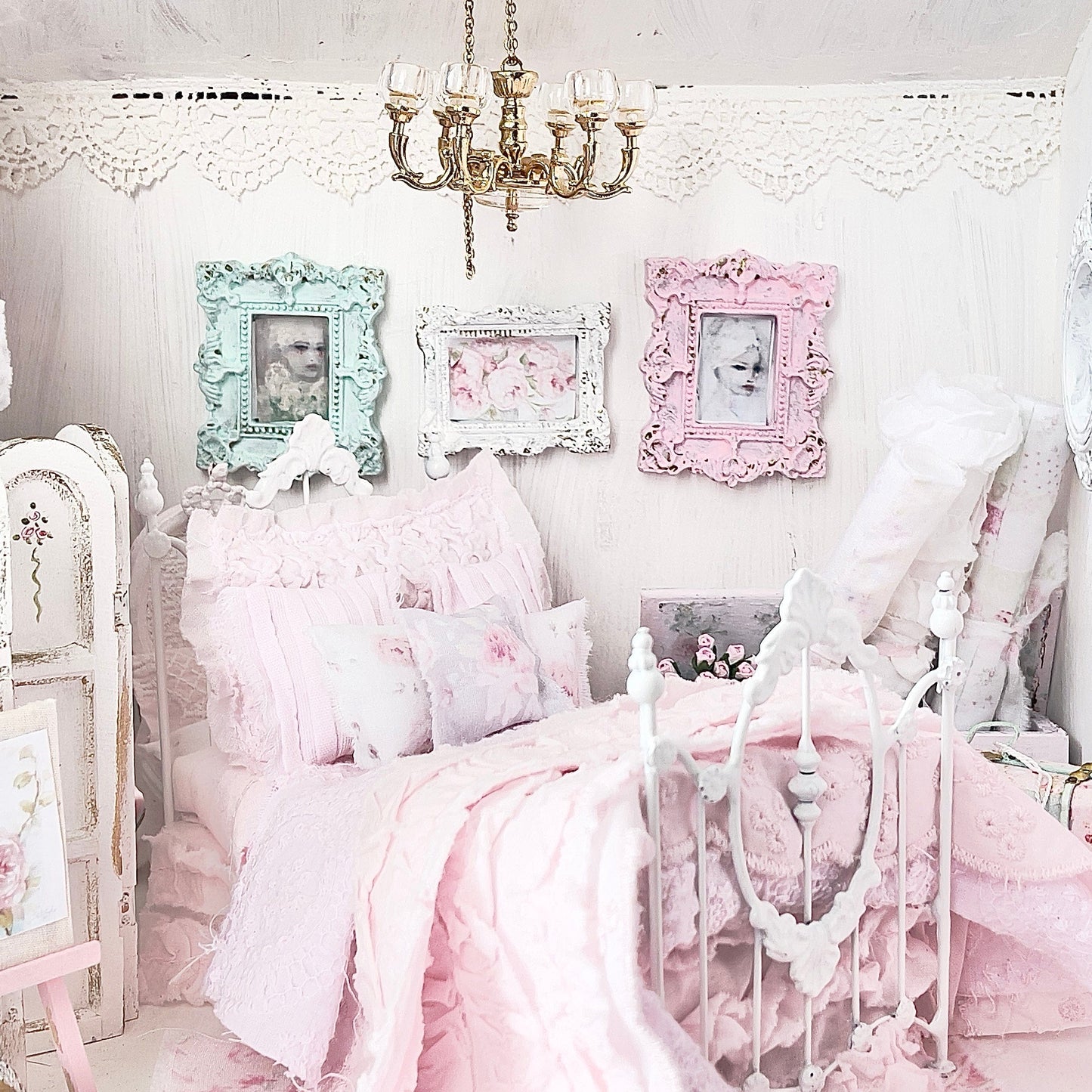 Chantallena Doll House Six whispering petals bed Touch 1:12 Scale Dressed Dollhouse Bed - A Touch of Roses| Chantallena