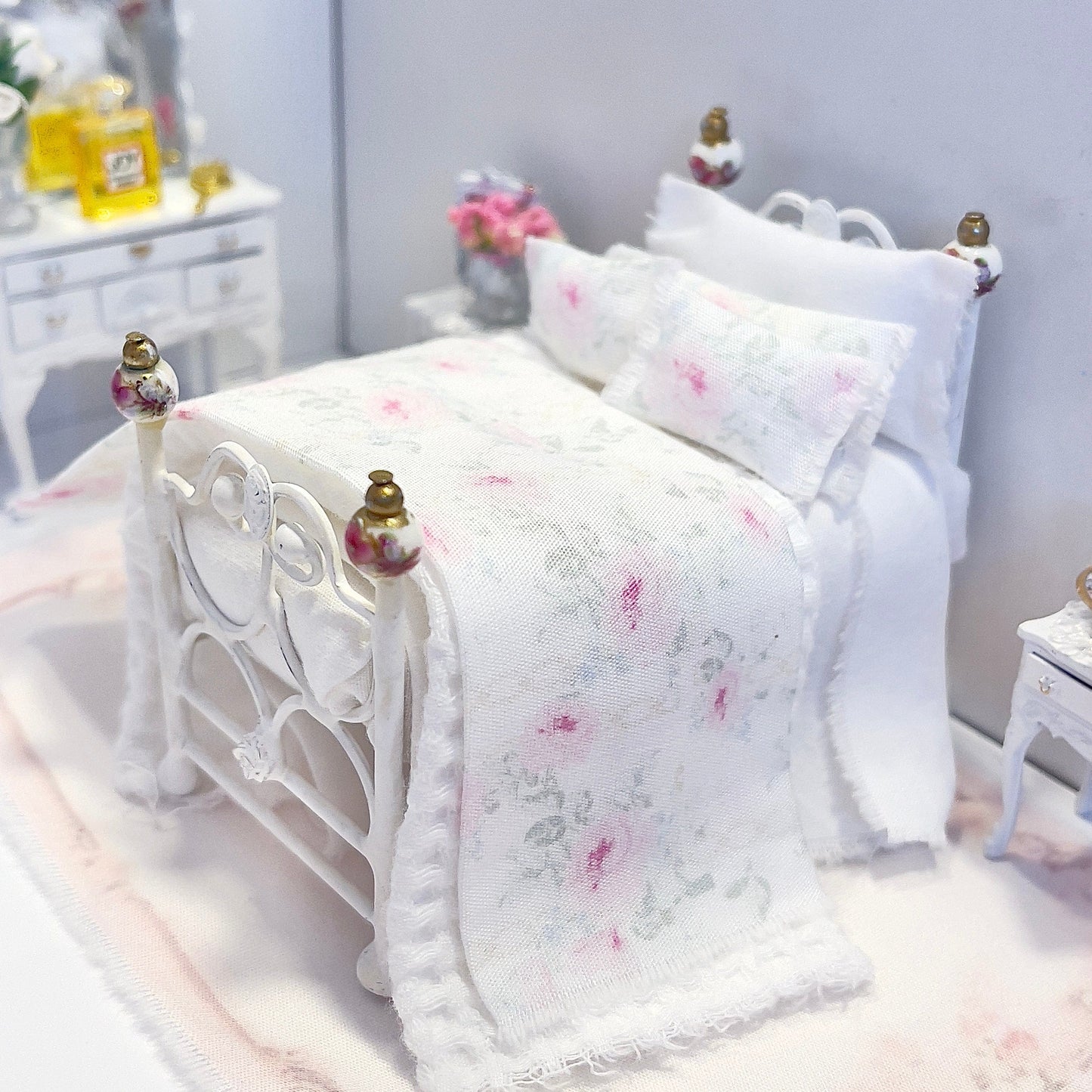 CHANTALLENA Dollhouse Accessories 1:24 Scale | Eight Piece White Cotton Pink Roses Dollhouse Bedding Set | Petite Rose