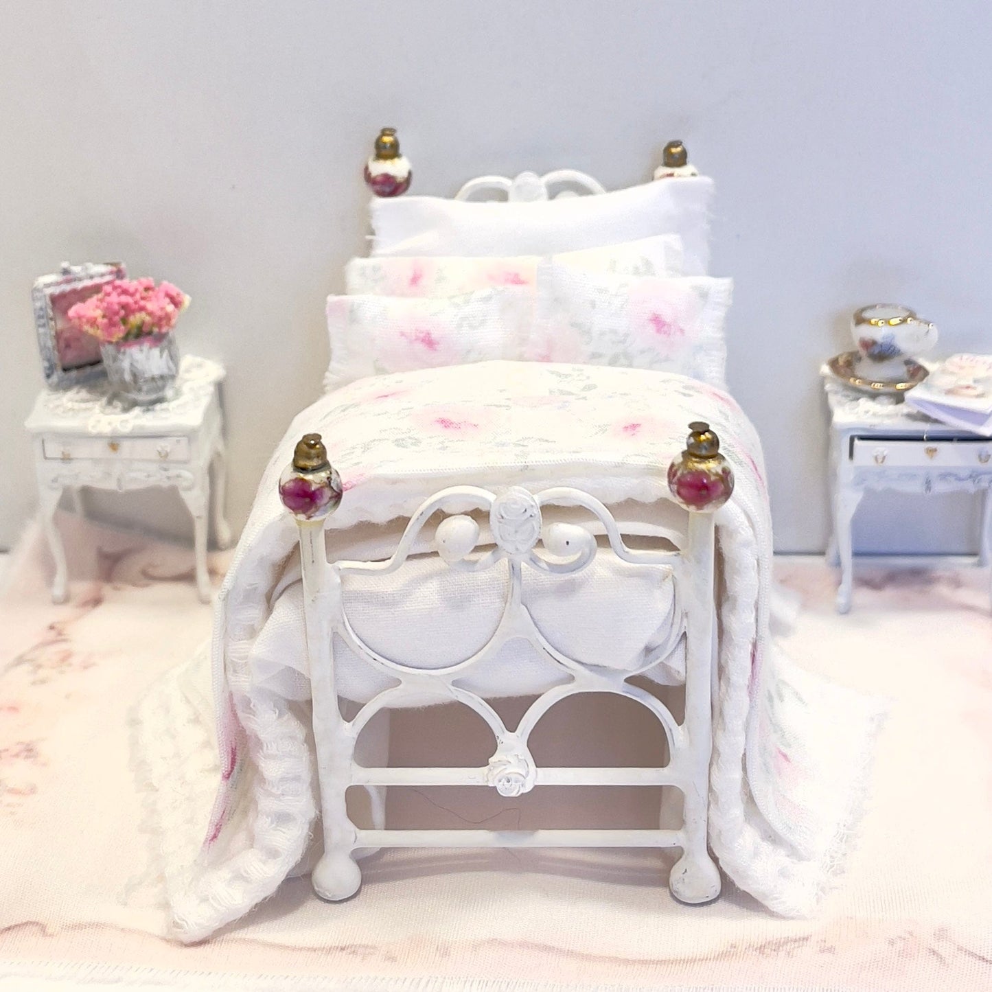 CHANTALLENA Dollhouse Accessories 1:24 Scale | Eight Piece White Cotton Pink Roses Dollhouse Bedding Set | Petite Rose