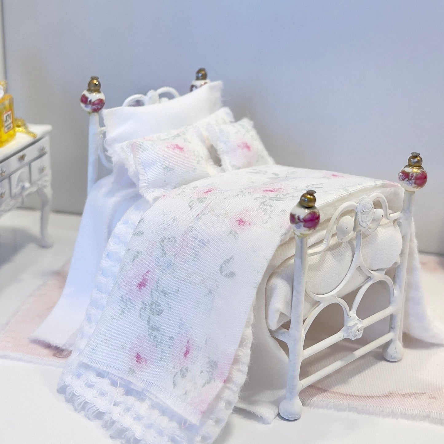 CHANTALLENA Dollhouse Accessories 1:24 Scale | Eight Piece White Cotton Pink Roses Dollhouse Bedding Set | Petite Rose