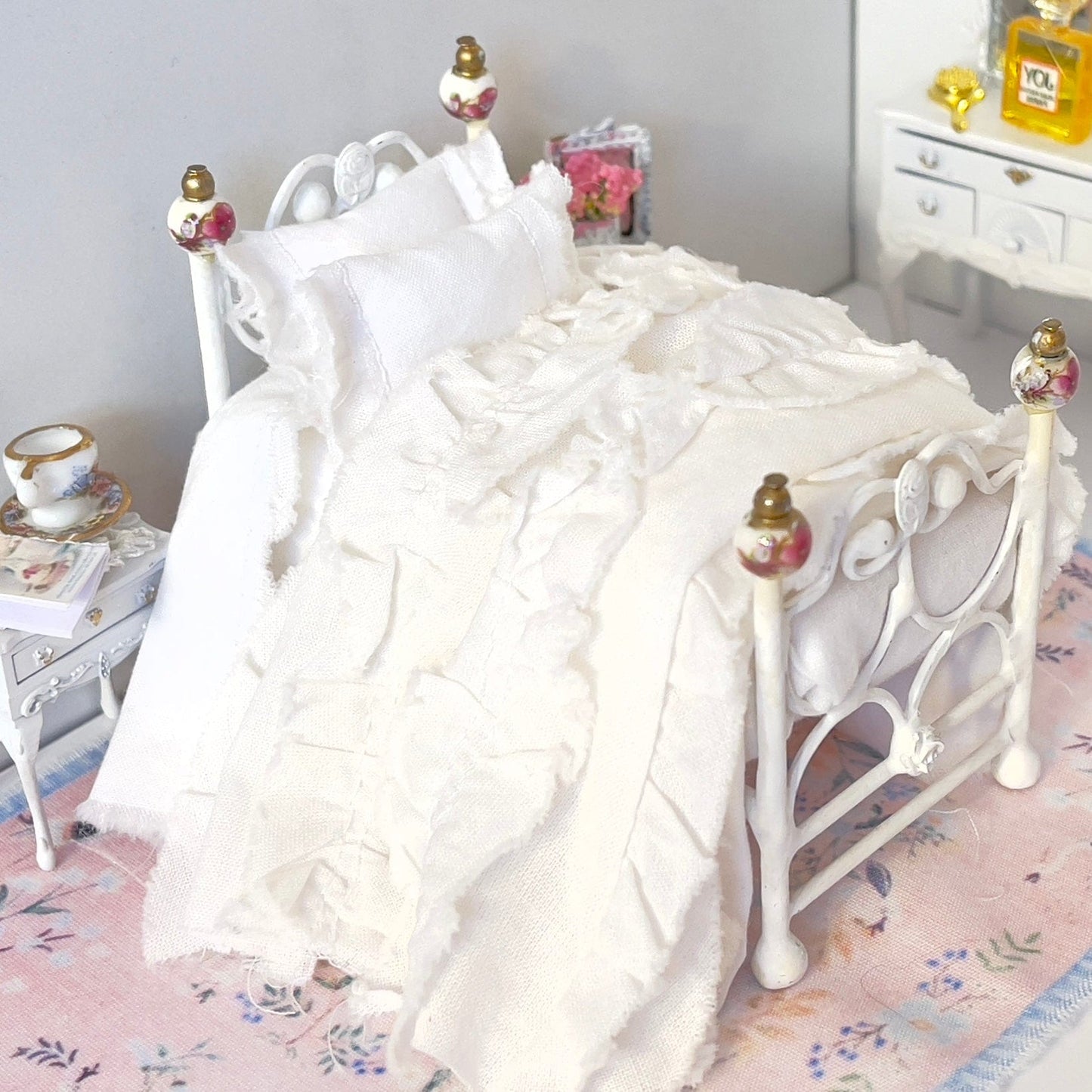CHANTALLENA Dollhouse Accessories 1:24 Scale | Five Piece Distressed White Cotton with Ruffled Pillows Dollhouse Bedding Set | Petite Trina