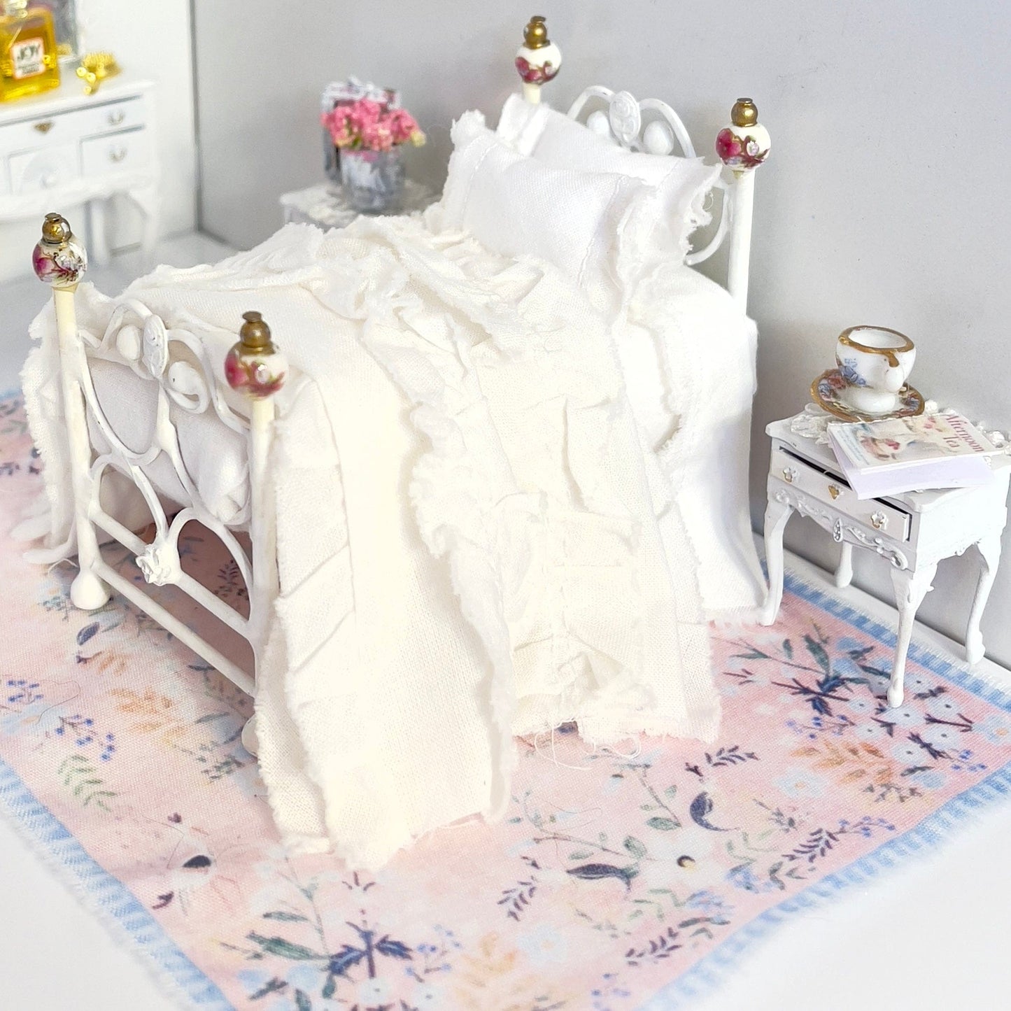 CHANTALLENA Dollhouse Accessories 1:24 Scale | Five Piece Distressed White Cotton with Ruffled Pillows Dollhouse Bedding Set | Petite Trina