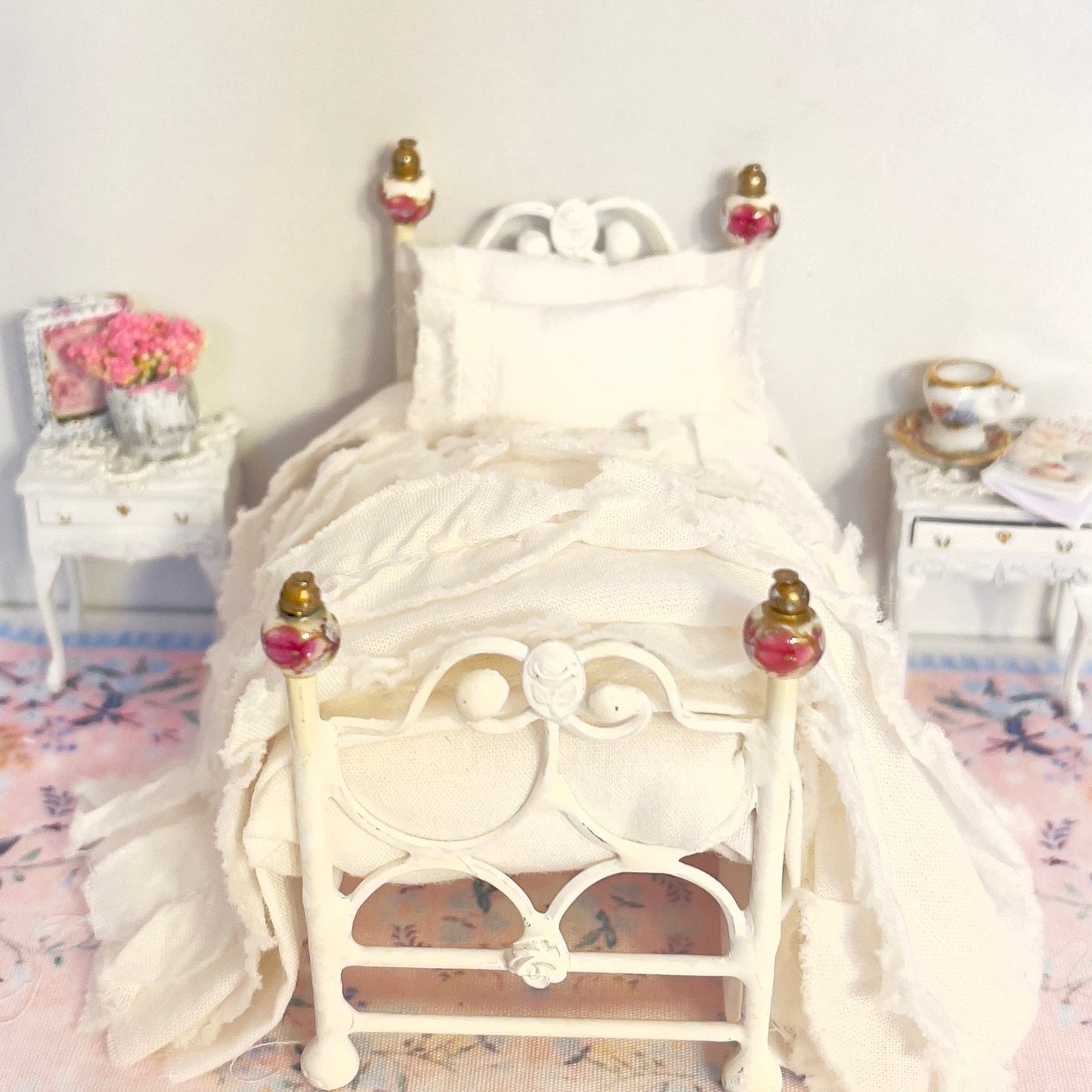 CHANTALLENA Dollhouse Accessories 1:24 Scale | Five Piece Distressed White Cotton with Ruffled Pillows Dollhouse Bedding Set | Petite Trina