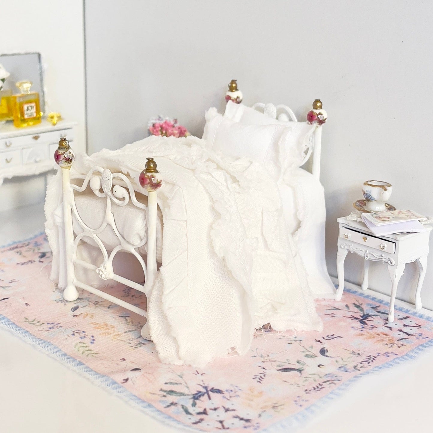 CHANTALLENA Dollhouse Accessories 1:24 Scale | Five Piece Distressed White Cotton with Ruffled Pillows Dollhouse Bedding Set | Petite Trina