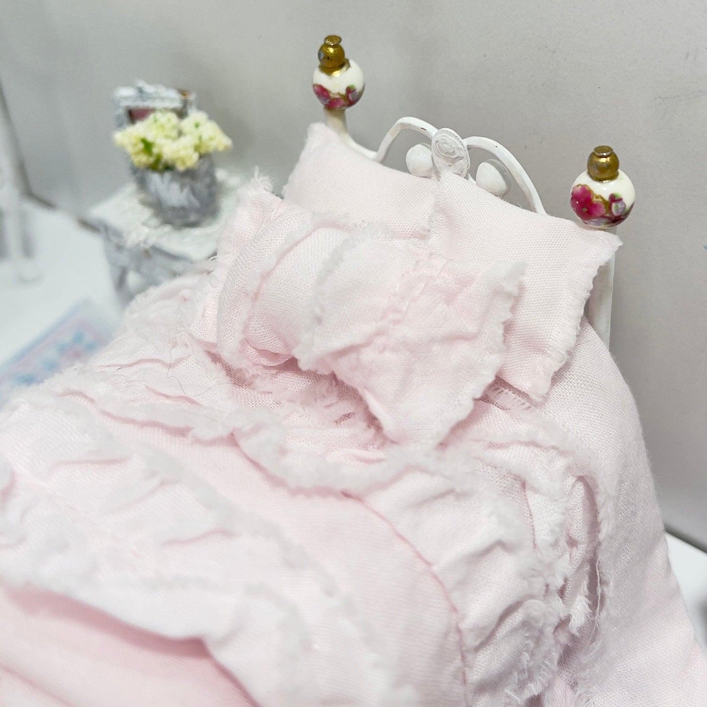 CHANTALLENA Dollhouse Accessories 1:24 Scale | Five Piece Pink Distressed Cotton Ruffle Dollhouse Bedding Set | Petite Evie