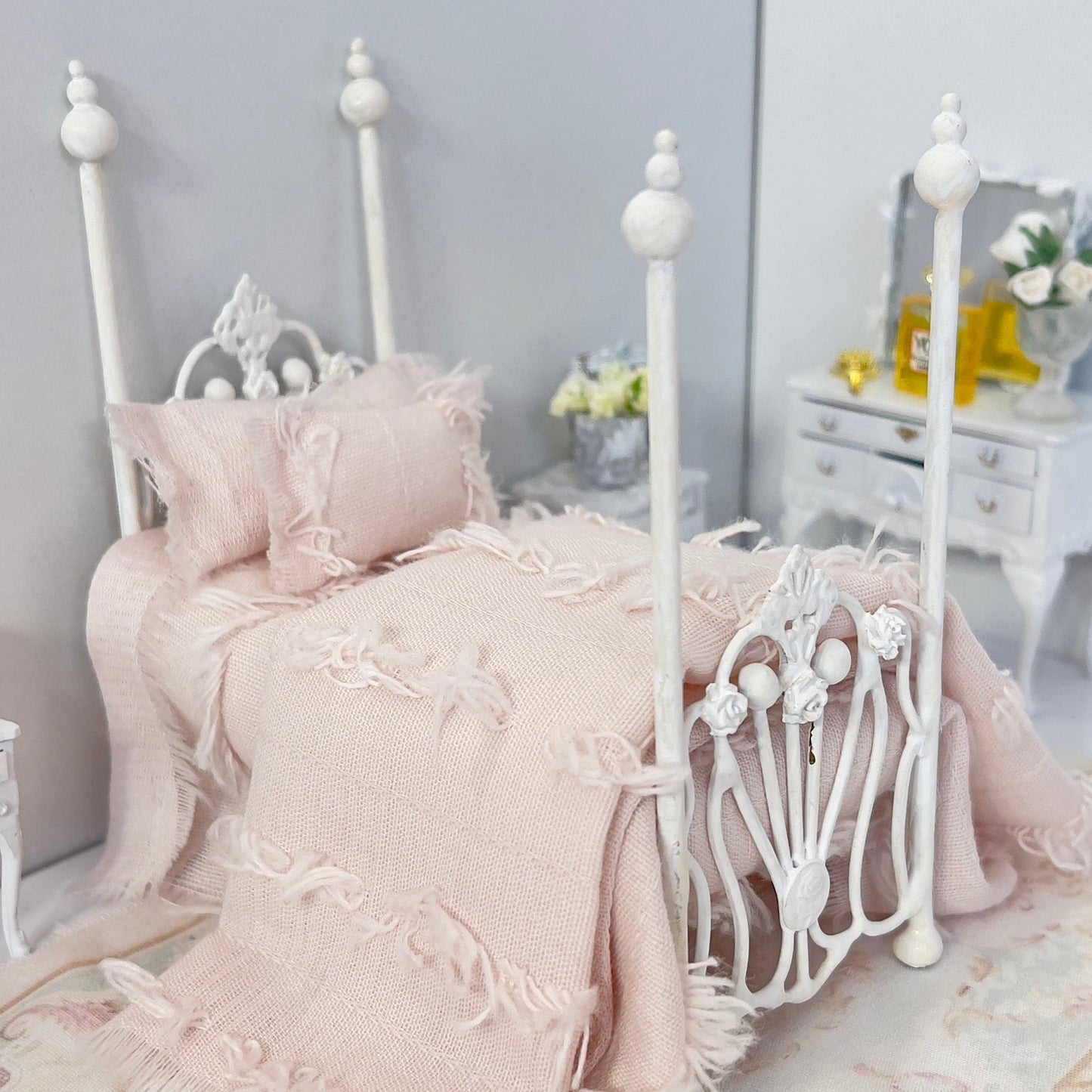 CHANTALLENA Dollhouse Accessories 1:24 Scale |Four Piece Dusty Pink Textured Cottone Dollhouse Bedding Set | Petite Dustie
