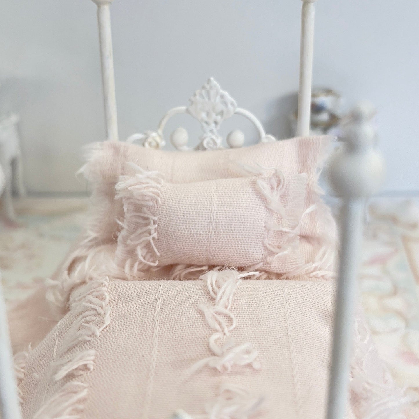 CHANTALLENA Dollhouse Accessories 1:24 Scale |Four Piece Dusty Pink Textured Cottone Dollhouse Bedding Set | Petite Dustie