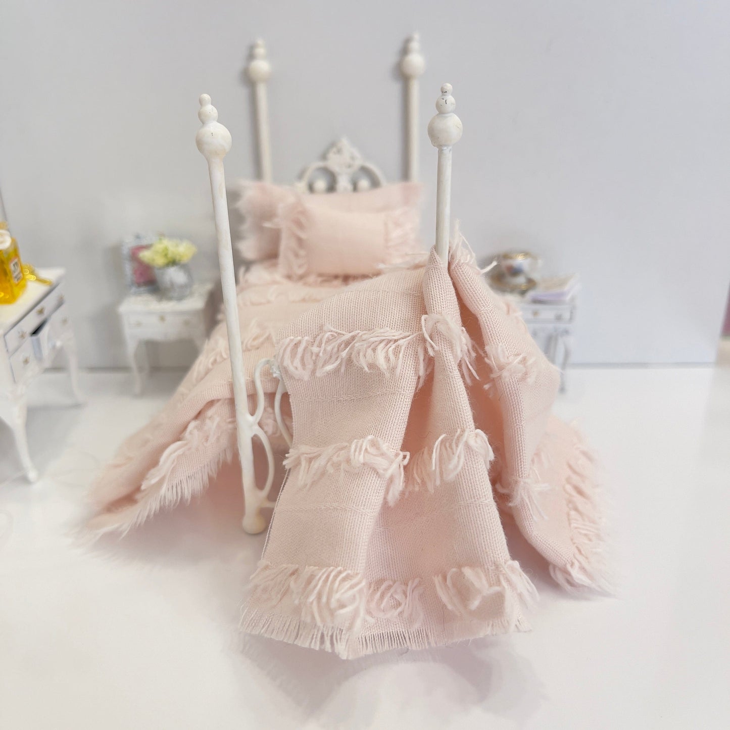 CHANTALLENA Dollhouse Accessories 1:24 Scale |Four Piece Dusty Pink Textured Cottone Dollhouse Bedding Set | Petite Dustie