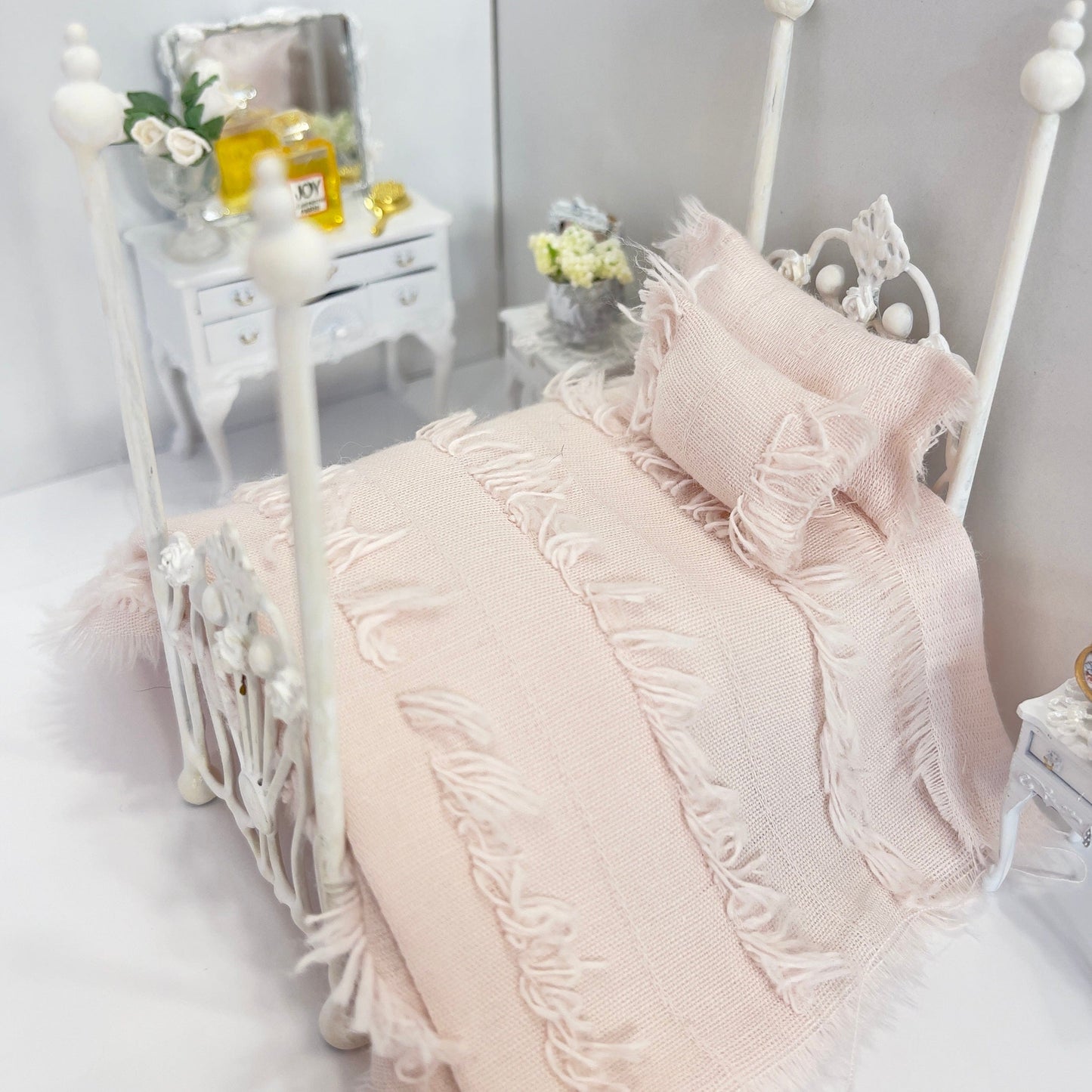 CHANTALLENA Dollhouse Accessories 1:24 Scale |Four Piece Dusty Pink Textured Cottone Dollhouse Bedding Set | Petite Dustie
