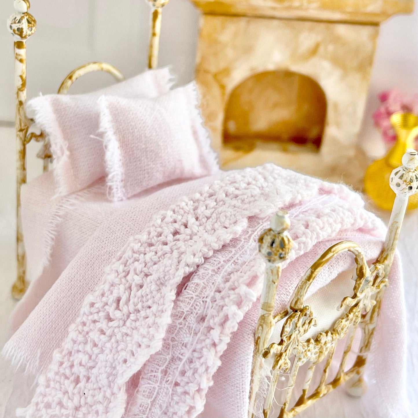 CHANTALLENA Dollhouse Accessories 1:24 Scale | Six Piece Pink Linen Blend with Crocheted Throw Dollhouse Bedding Set | Petite Tedra