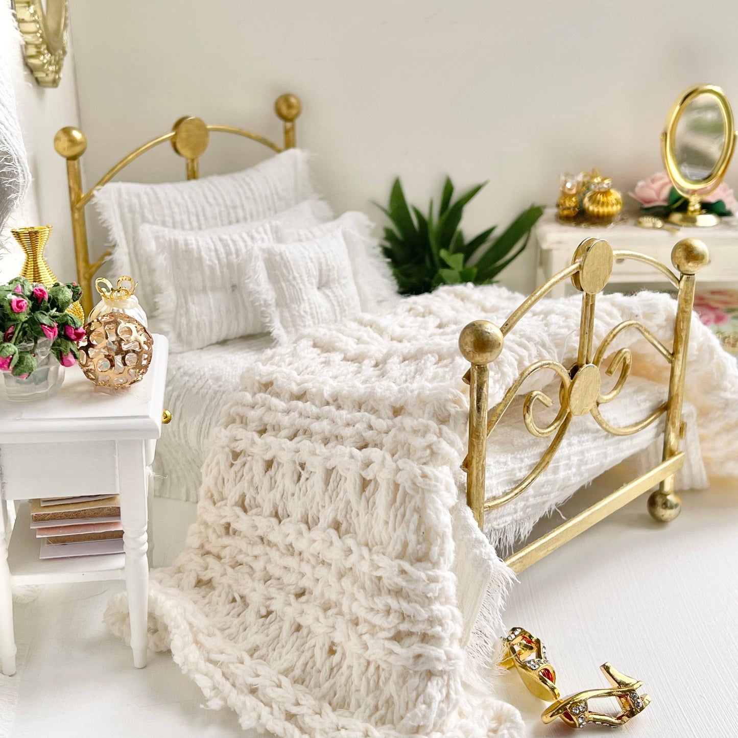 Chantallena White Bed Linens Boundless White | White Textured Cotton Bedding Set with Ercu Blanket-1:12 Scale | Charis