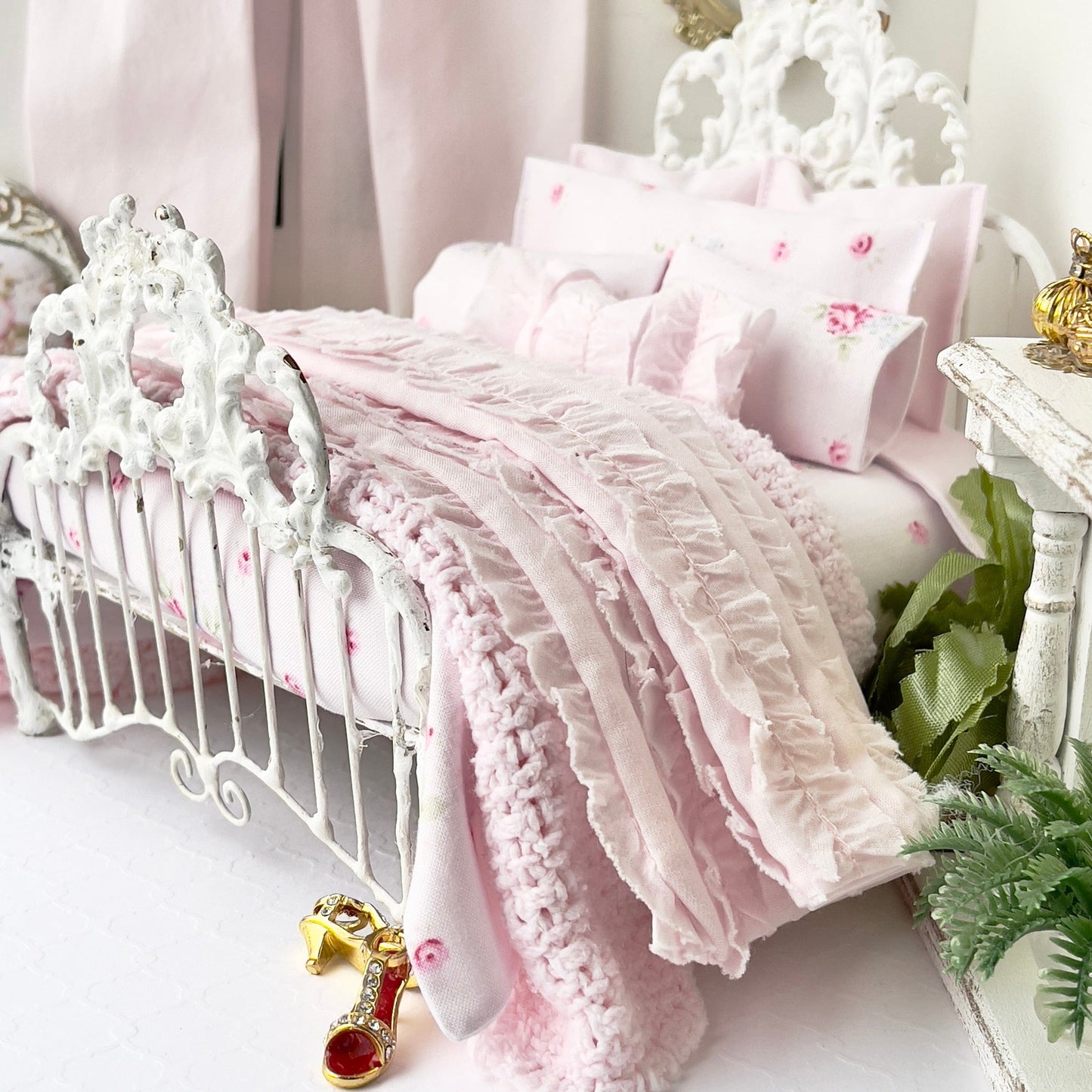 Chantallena Doll House Copy of Shabby Cottage | Nine Piece Shabby Dark Pink Roses Cotton Bedding Set with Pink Chenille Throw | Sandy