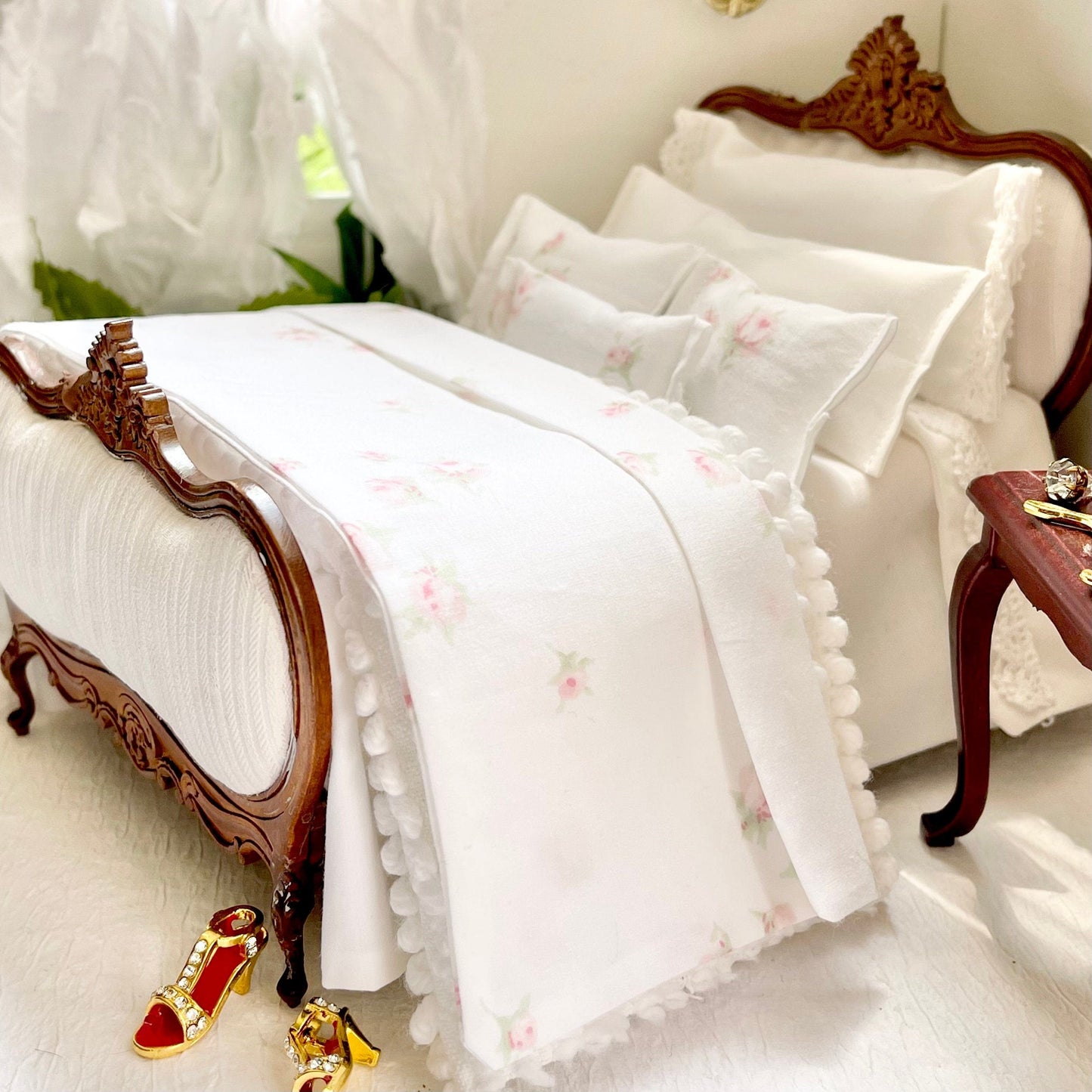 Chantallena Doll House double Shabby Cottage - Eight Piece Shabby White Cotton Bedding Set with Pink Sprinkled Roses Bed Runner