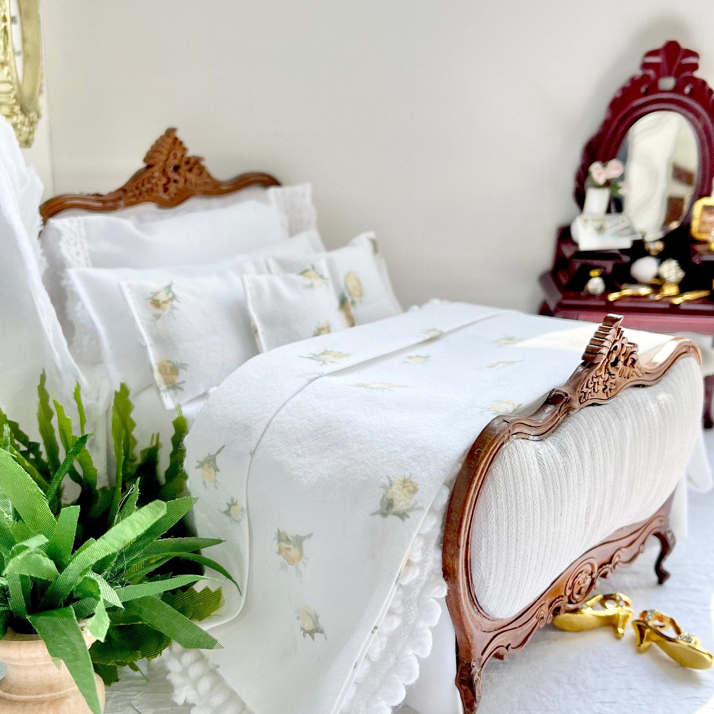 Chantallena Doll House double Shabby Cottage - Eight Piece Shabby White Cotton Bedding Set with Yellow Roses Bed Runner