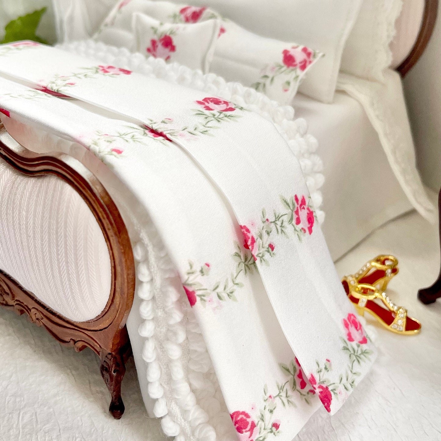 Chantallena Doll House Shabby Cottage - Eight Piece Shabby White Cotton Bedding Set with Dark Pink Roses Bed Runner