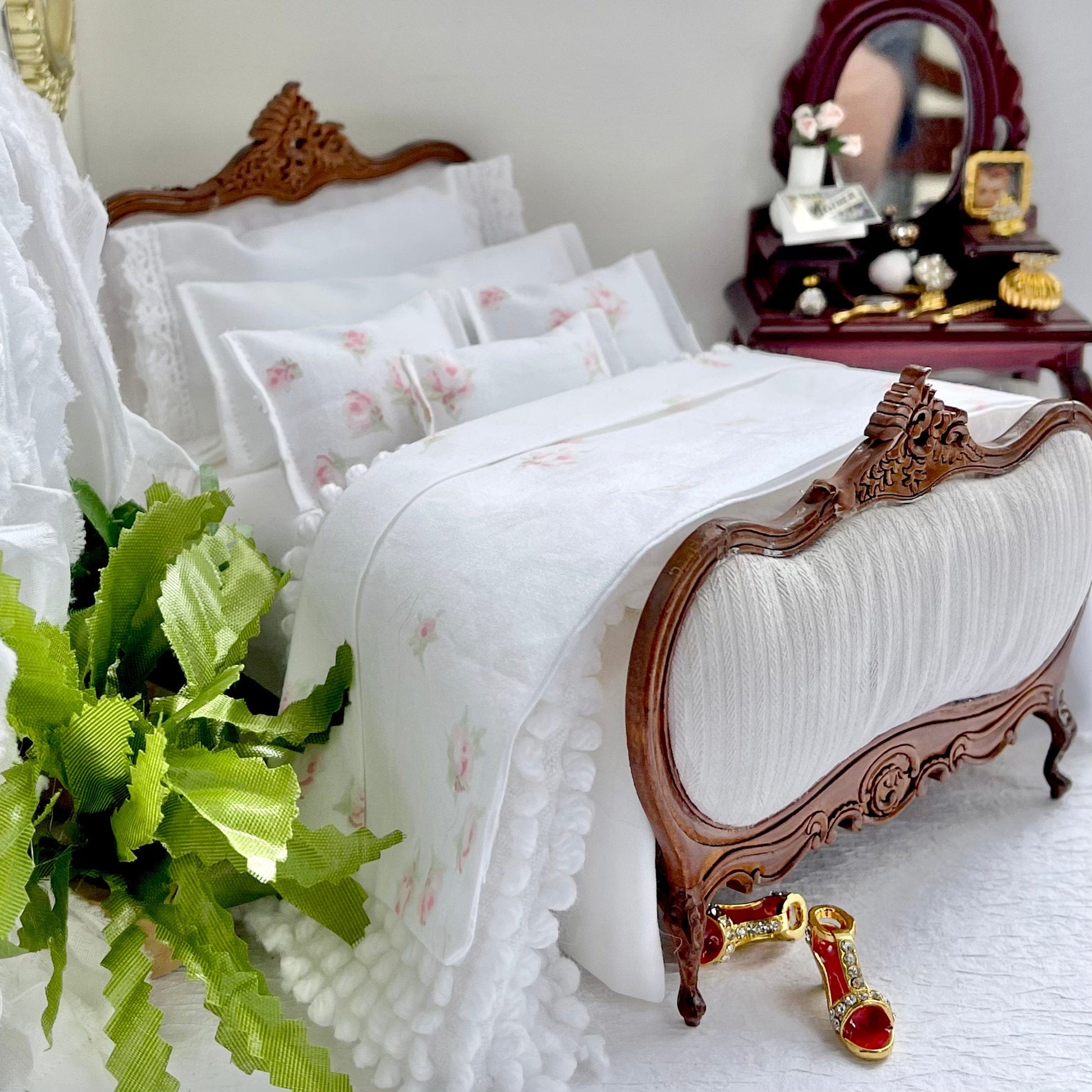 Chantallena Doll House Shabby Cottage - Eight Piece Shabby White Cotton Bedding Set with Pink Sprinkled Roses Bed Runner