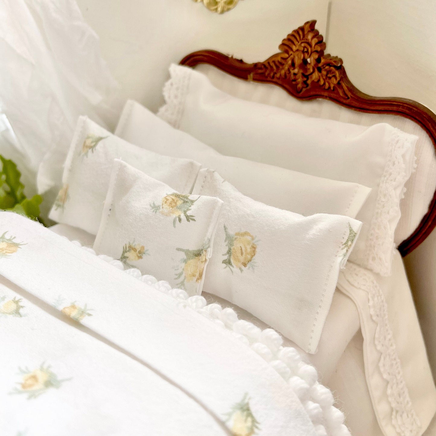 Chantallena Doll House Shabby Cottage - Eight Piece Shabby White Cotton Bedding Set with Yellow Roses Bed Runner