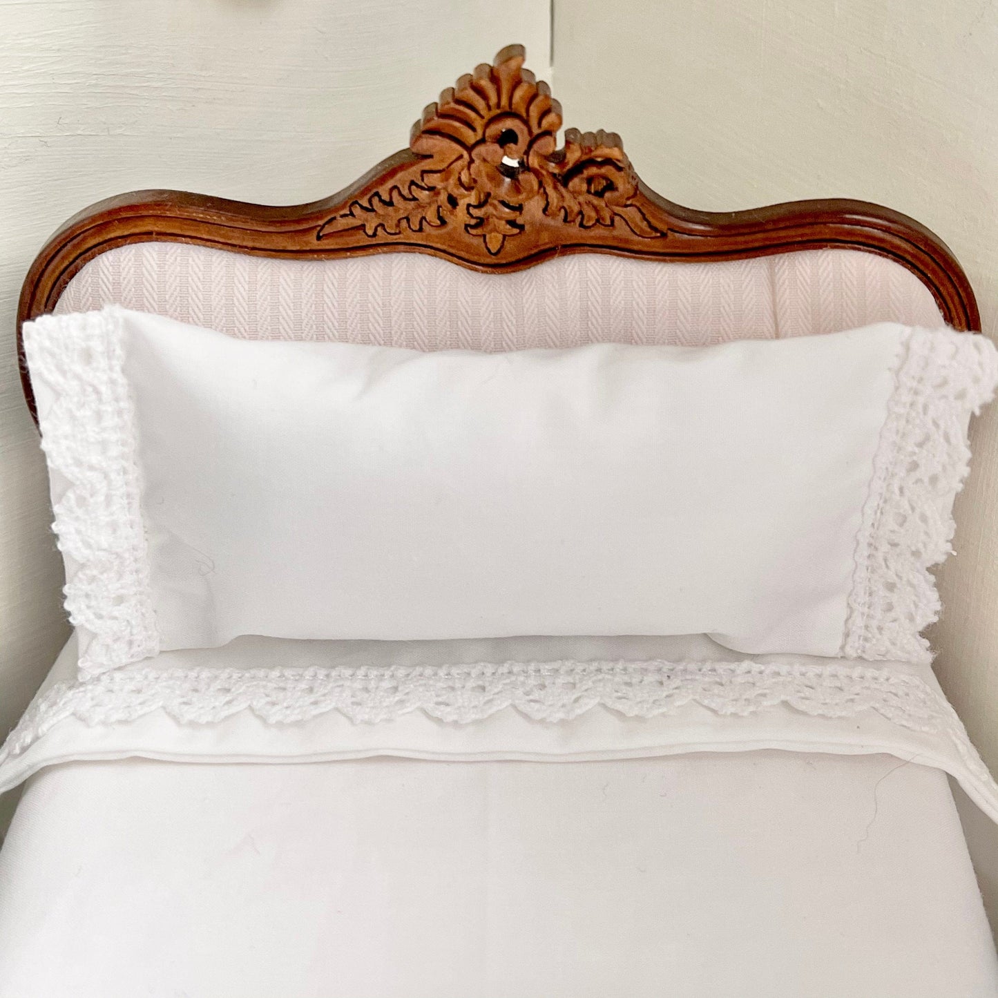 Chantallena Doll House Shabby Cottage - Eight Piece Shabby White Cotton Bedding Set with Yellow Roses Bed Runner