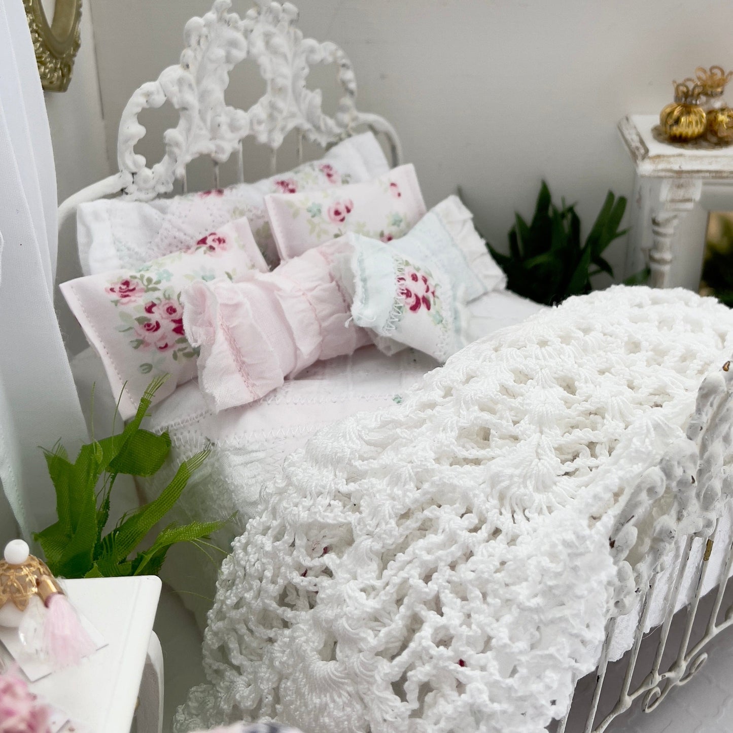 Chantallena Doll House SINGLE Copy of Shabby Cottage | Eight Piece Blue and Pink Floral Bedding Set | Brooke