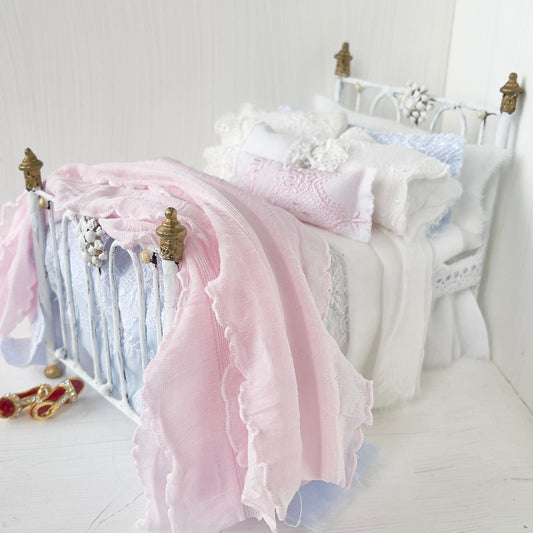 Chantallena Doll House Dressed 1:12 Scale Bed |  |