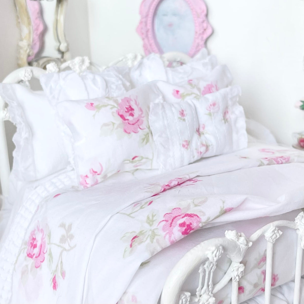 Chantallena Doll House Grand Roses-1:12 Scale Dressed Dollhouse Metal Bed