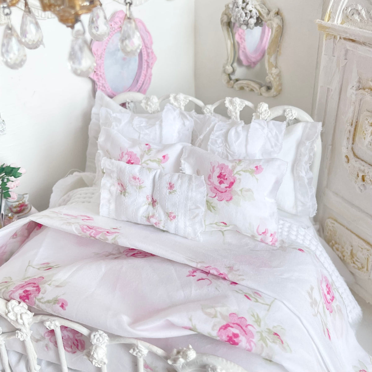 Chantallena Doll House Grand Roses-1:12 Scale Dressed Dollhouse Metal Bed