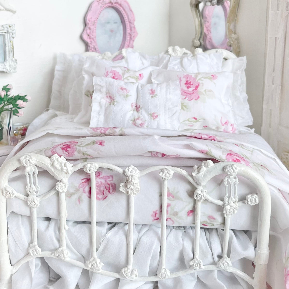 Chantallena Doll House Grand Roses-1:12 Scale Dressed Dollhouse Metal Bed