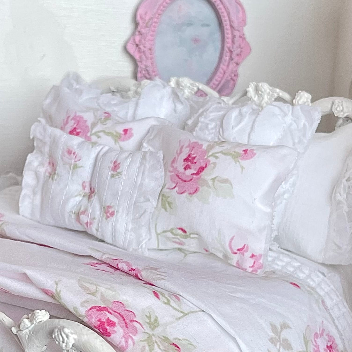 Chantallena Doll House Grand Roses-1:12 Scale Dressed Dollhouse Metal Bed