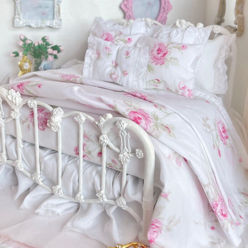 Chantallena Doll House Grand Roses-1:12 Scale Dressed Dollhouse Metal Bed
