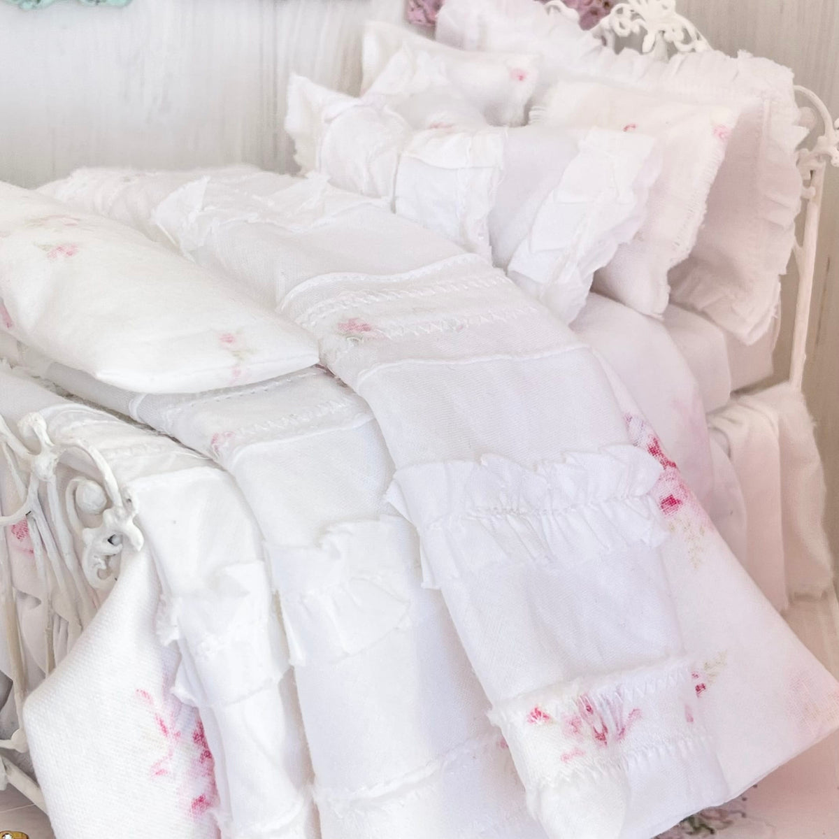Chantallena Doll House Lindy Wright The Blushing Rose-1:12 Scale Dressed Dollhouse Wire Bed