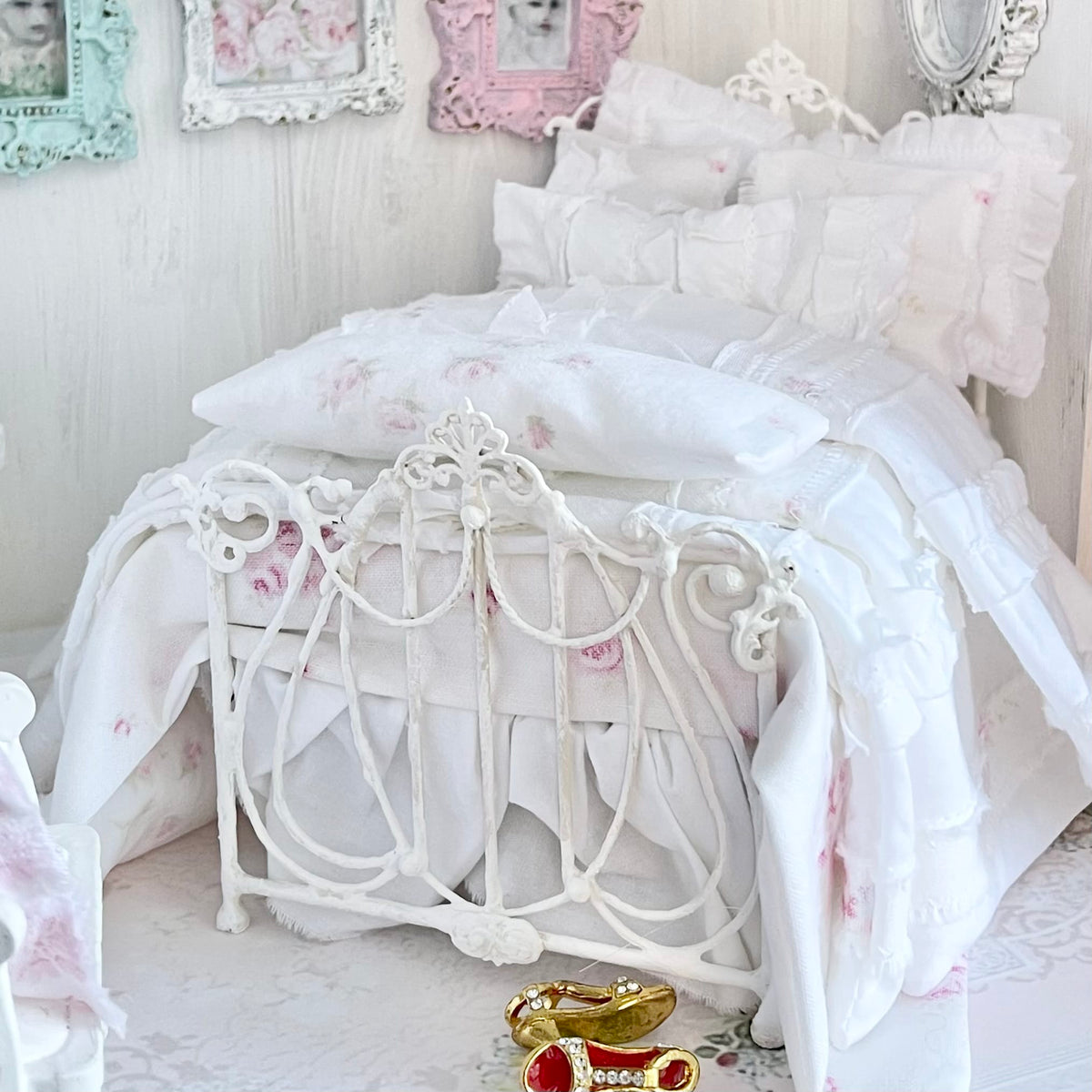 Chantallena Doll House Lindy Wright The Blushing Rose-1:12 Scale Dressed Dollhouse Wire Bed